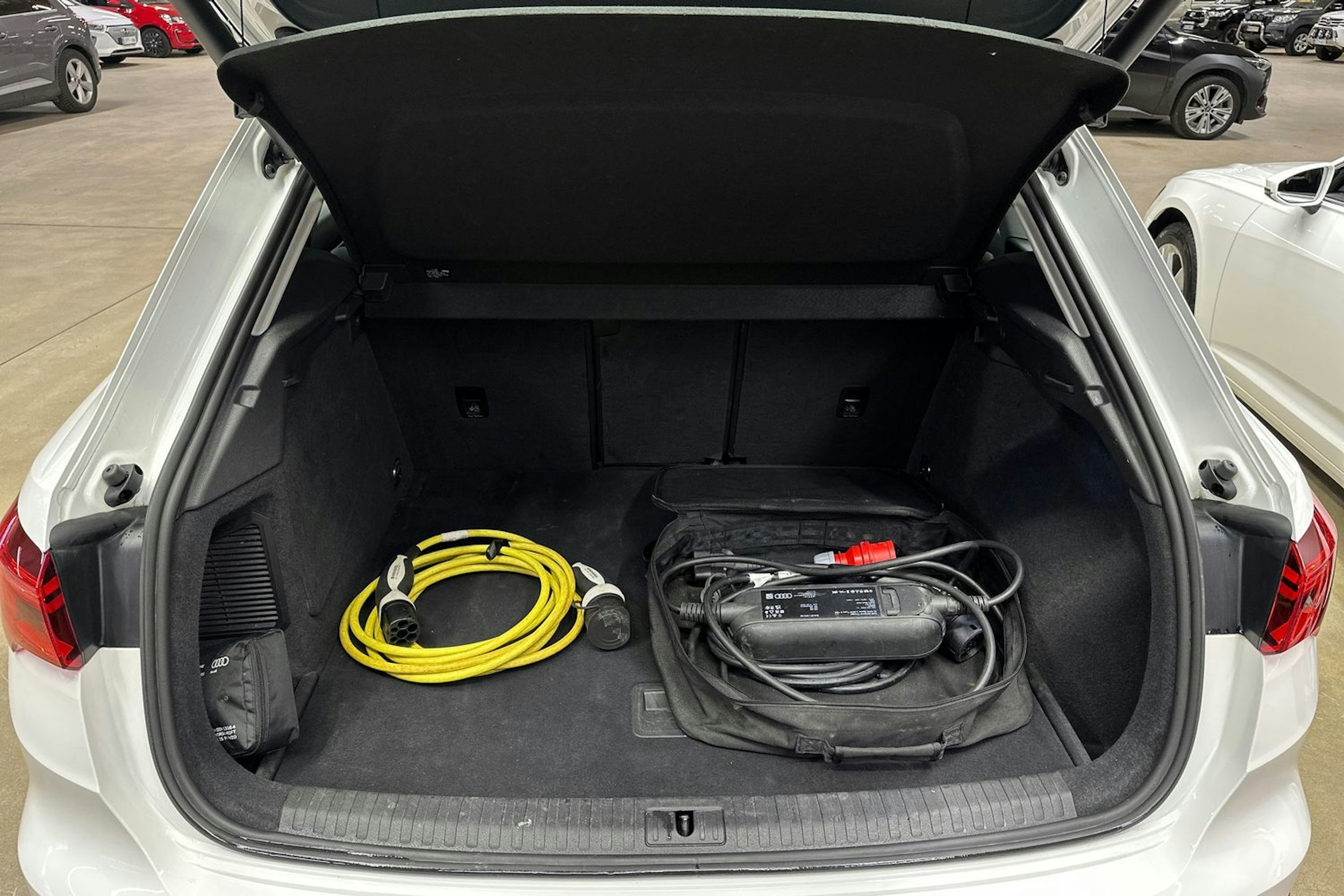 valkoinen Audi Q3 2023 kuva 28.