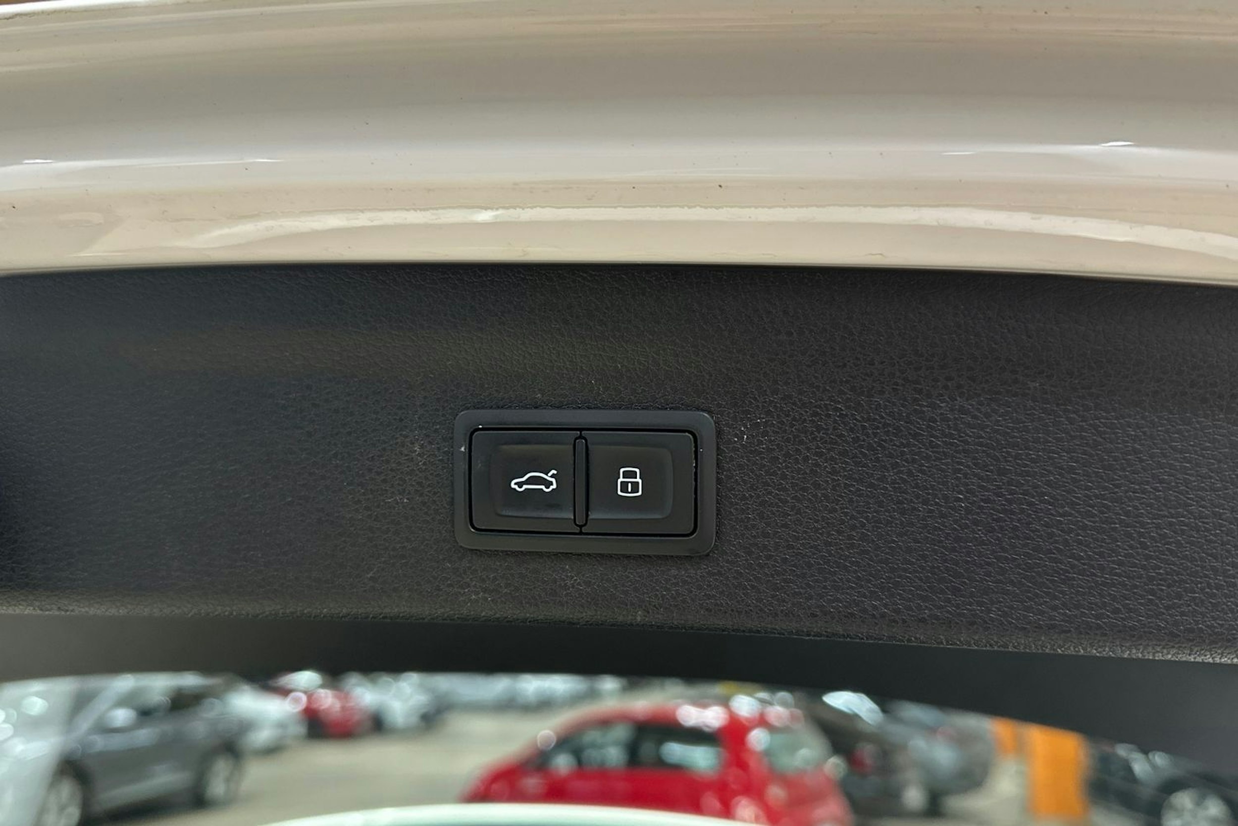 valkoinen Audi Q3 2023 kuva 29.