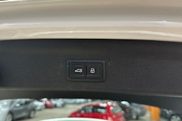 valkoinen Audi Q3 2023 kuva 29.