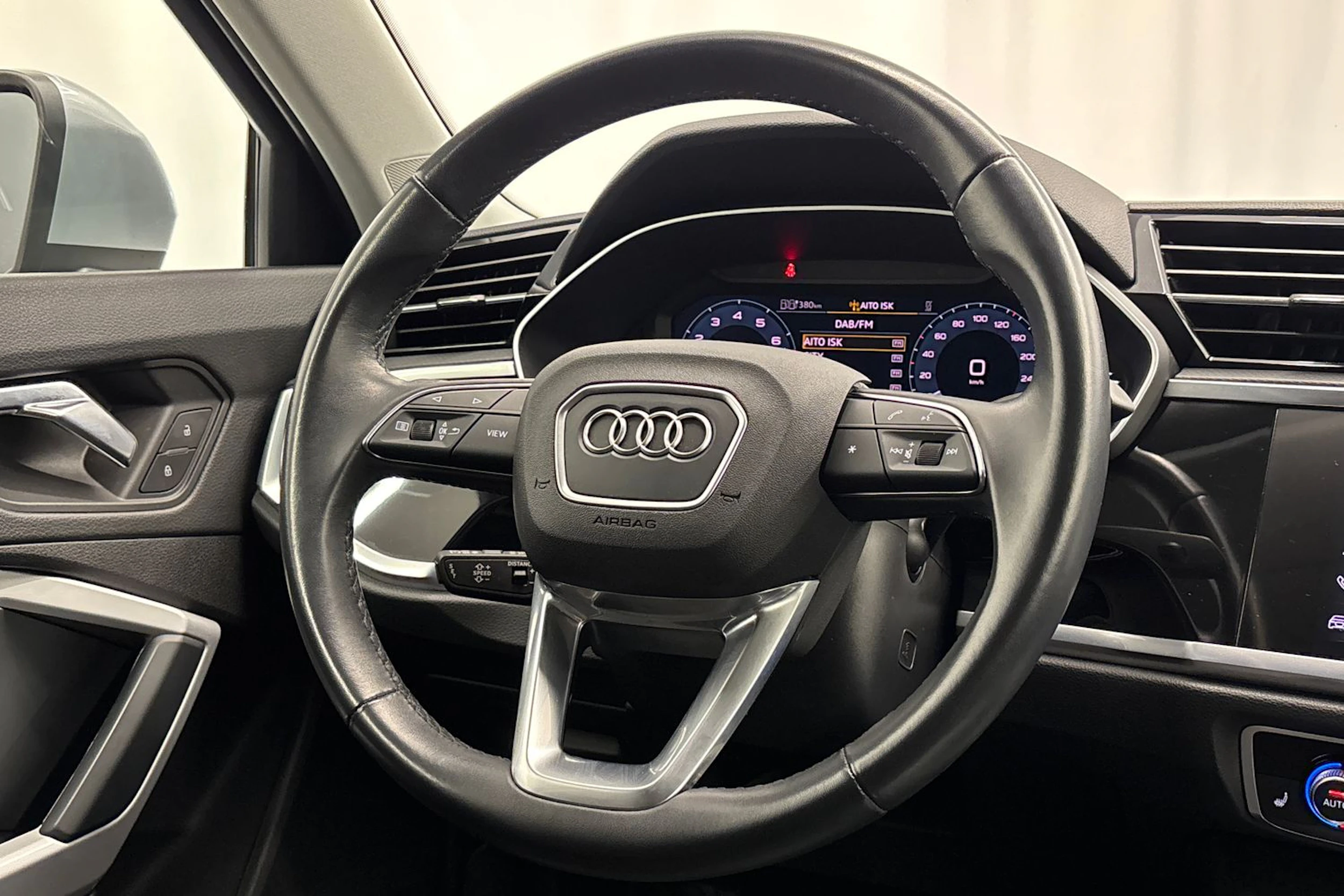 met. hopea Audi Q3 2022 kuva 12.