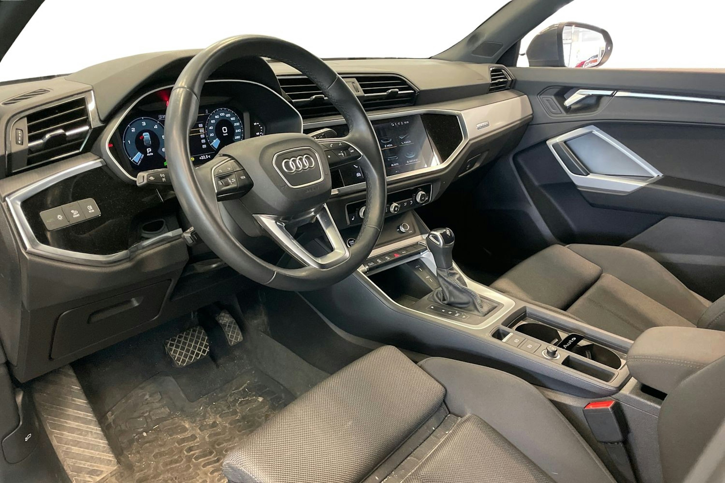 Harmaa Audi Q3 2022 kuva 3.