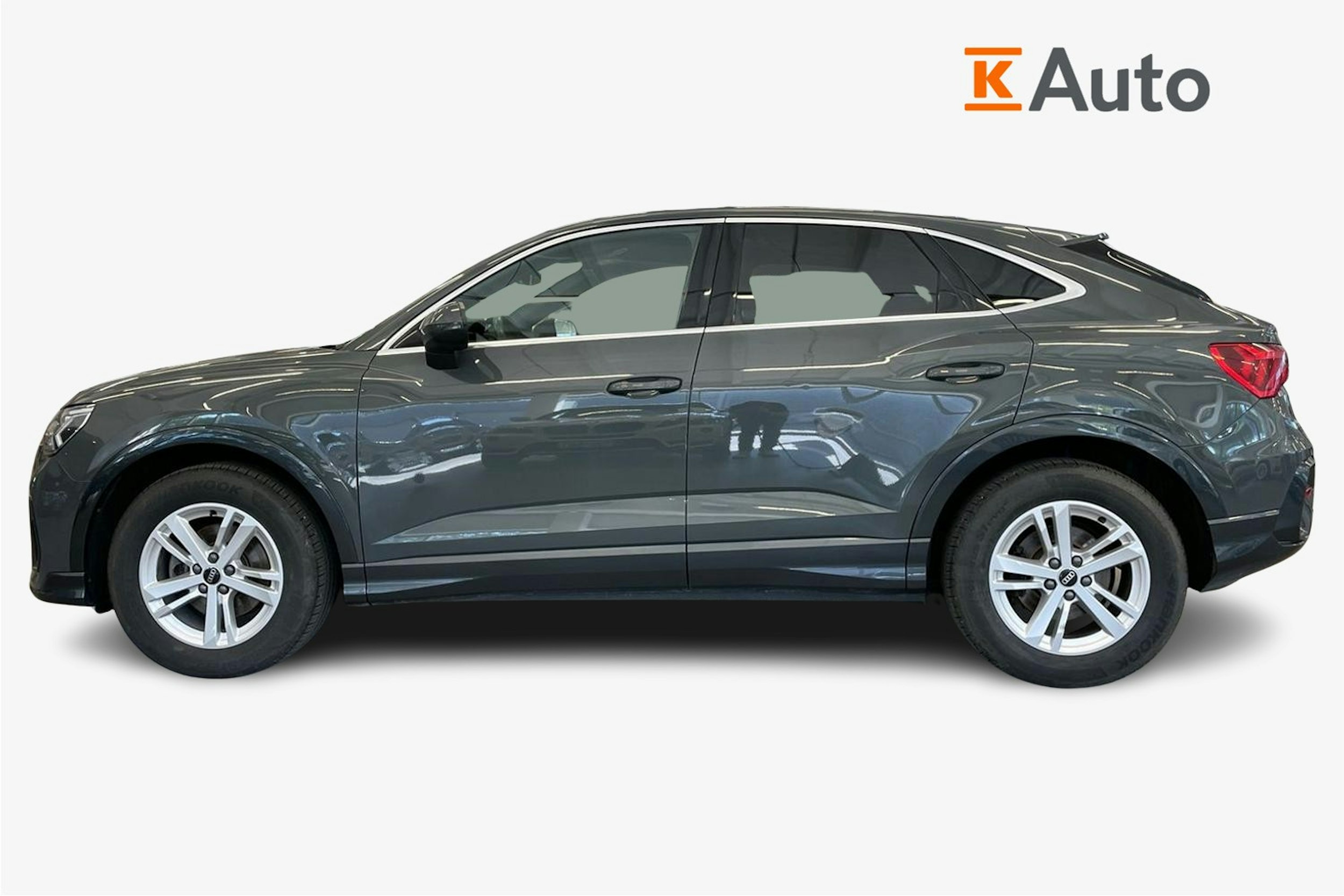 Harmaa Audi Q3 2022 kuva 6.