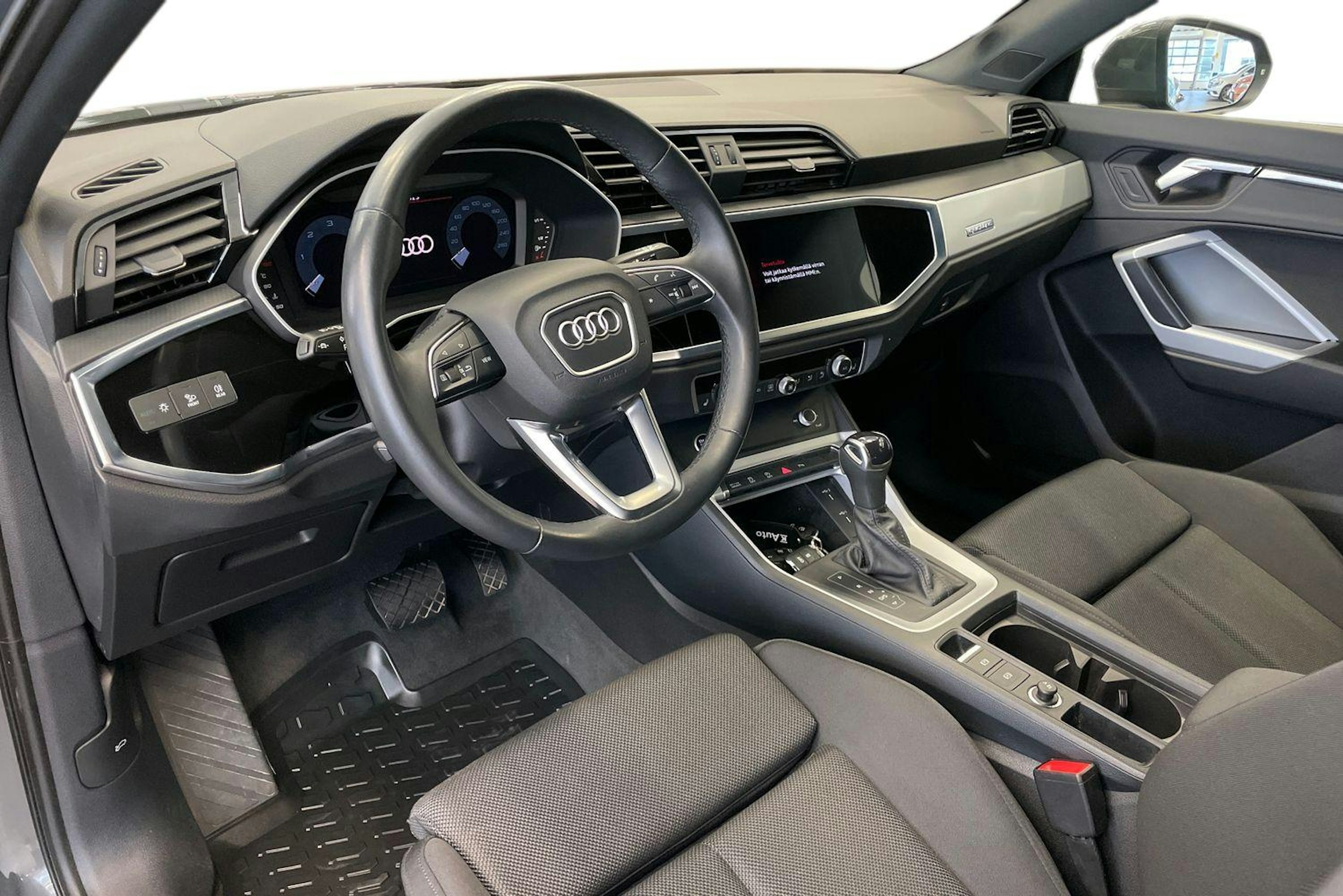 Harmaa Audi Q3 2022 kuva 7.