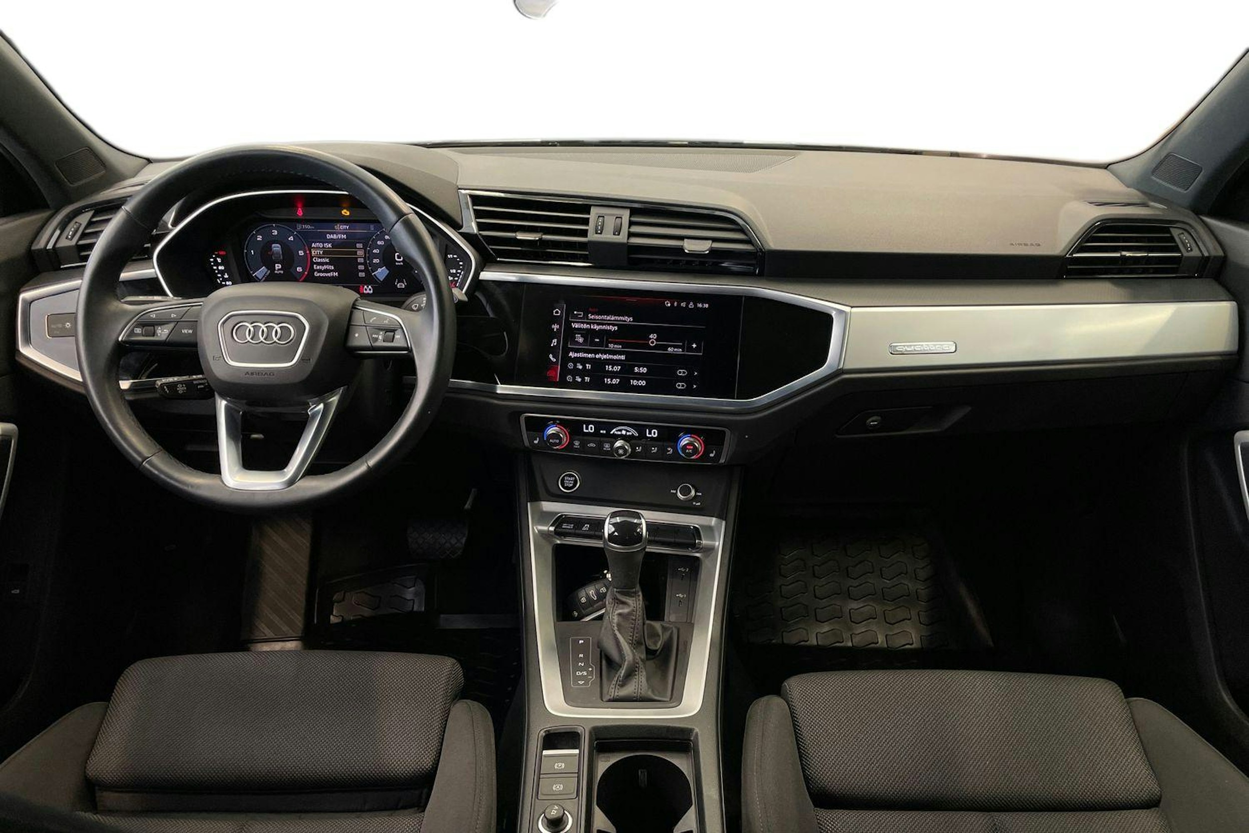 Harmaa Audi Q3 2022 kuva 9.