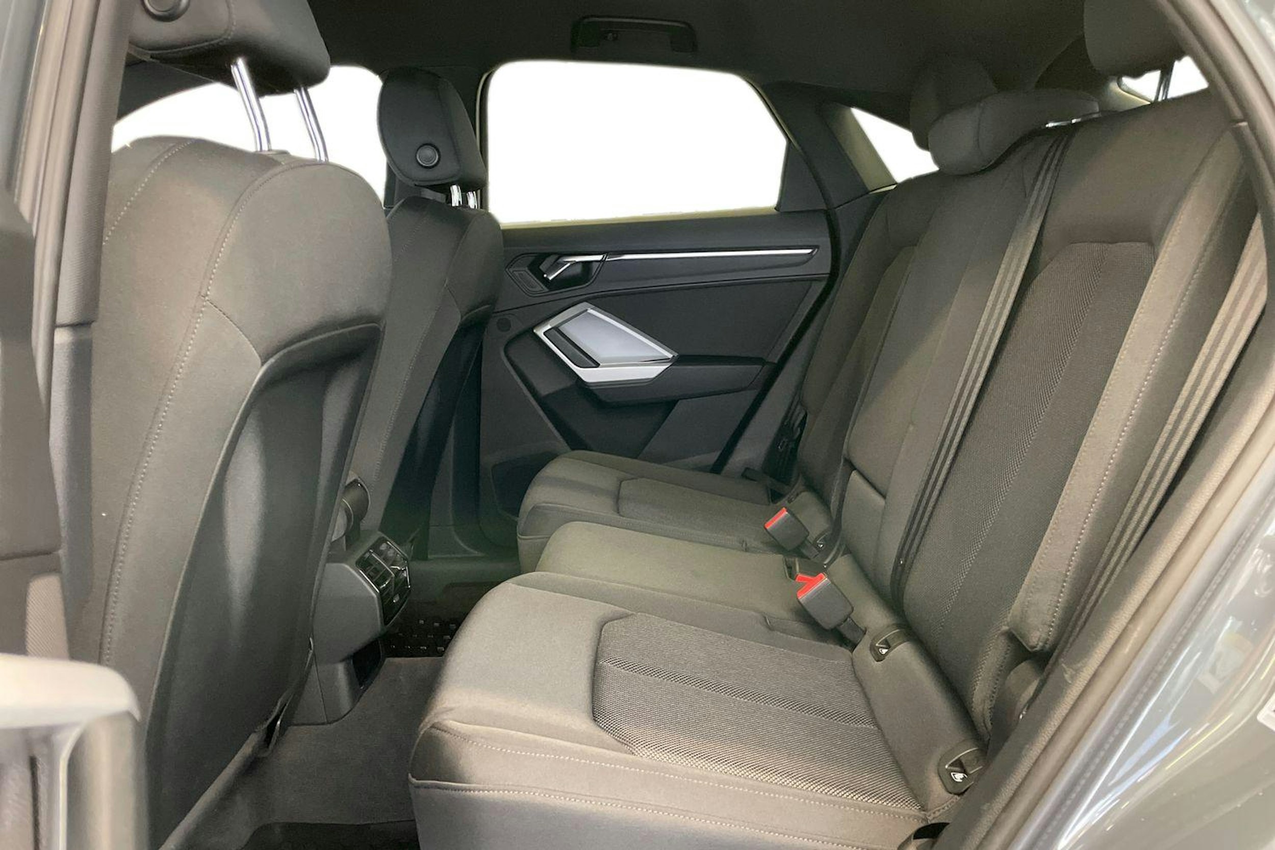Harmaa Audi Q3 2022 kuva 10.