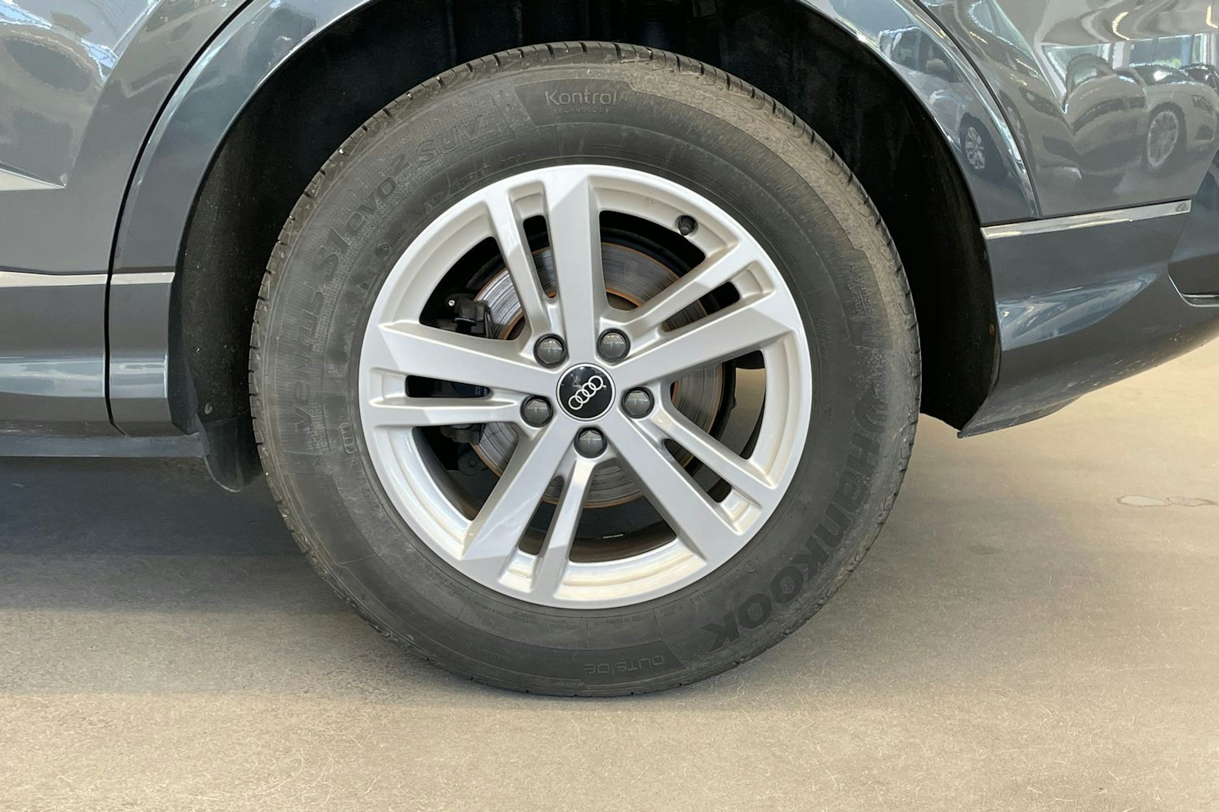 Harmaa Audi Q3 2022 kuva 13.