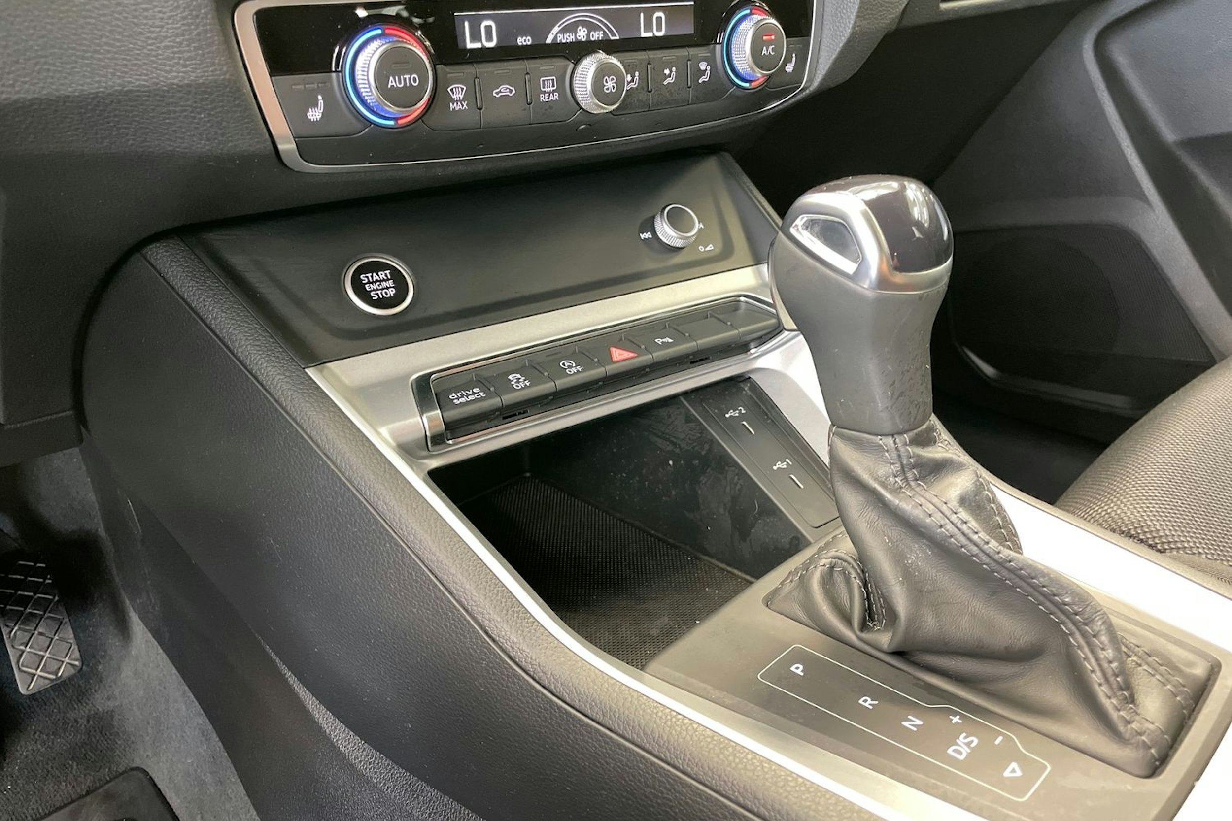 Harmaa Audi Q3 2022 kuva 21.