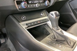 Harmaa Audi Q3 2022 kuva 21.
