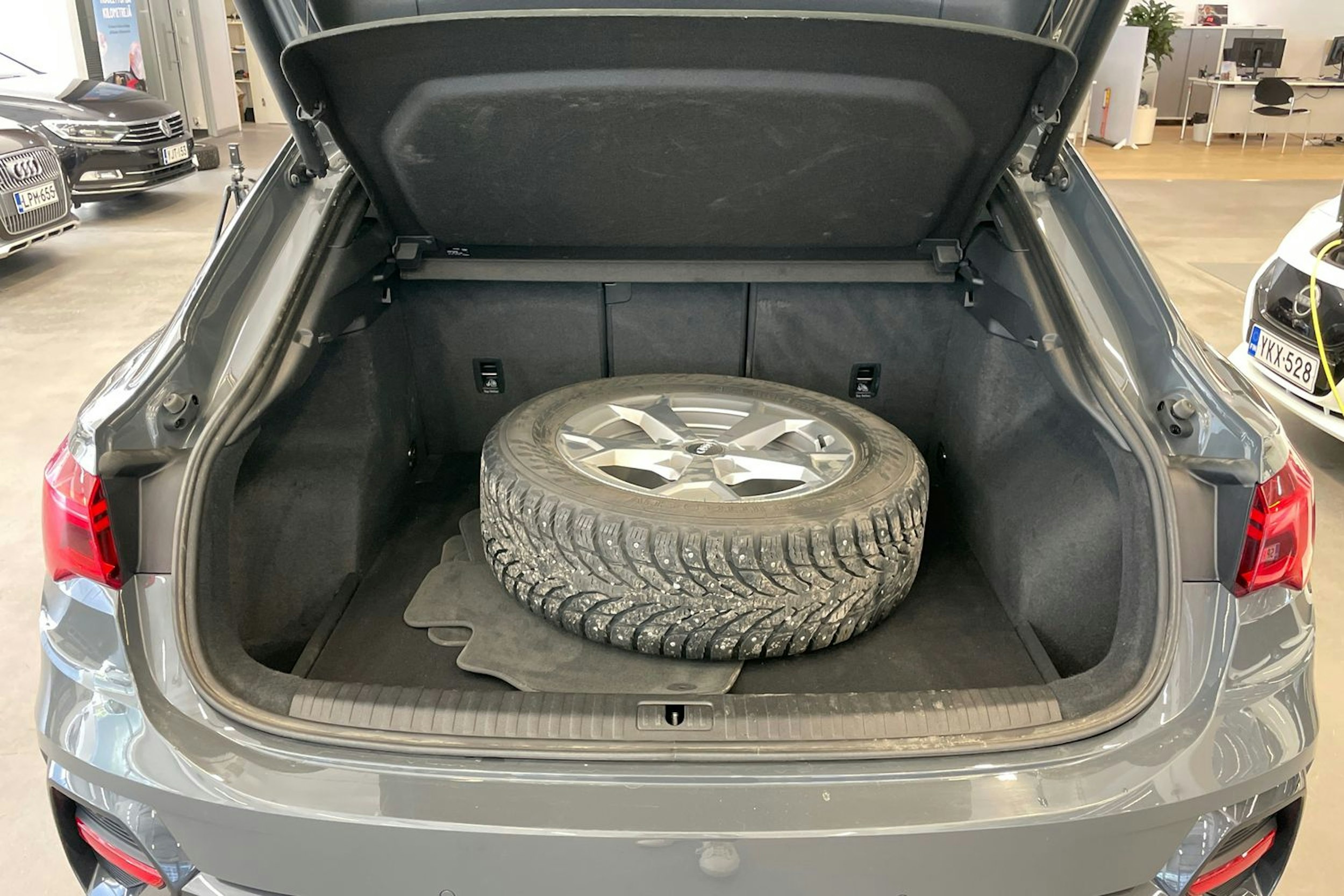 Harmaa Audi Q3 2022 kuva 28.