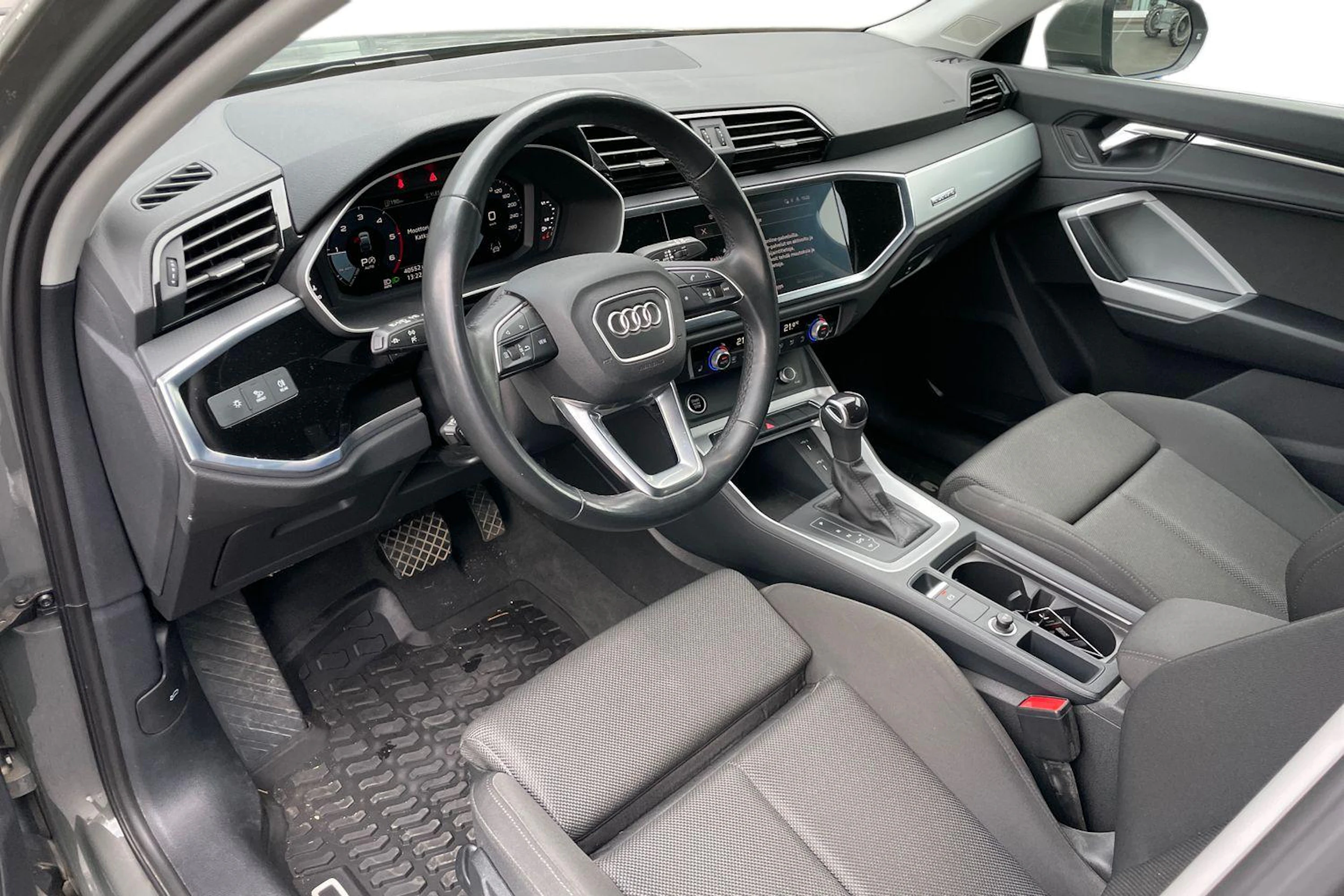 met. harmaa Audi Q3 2022 kuva 3.