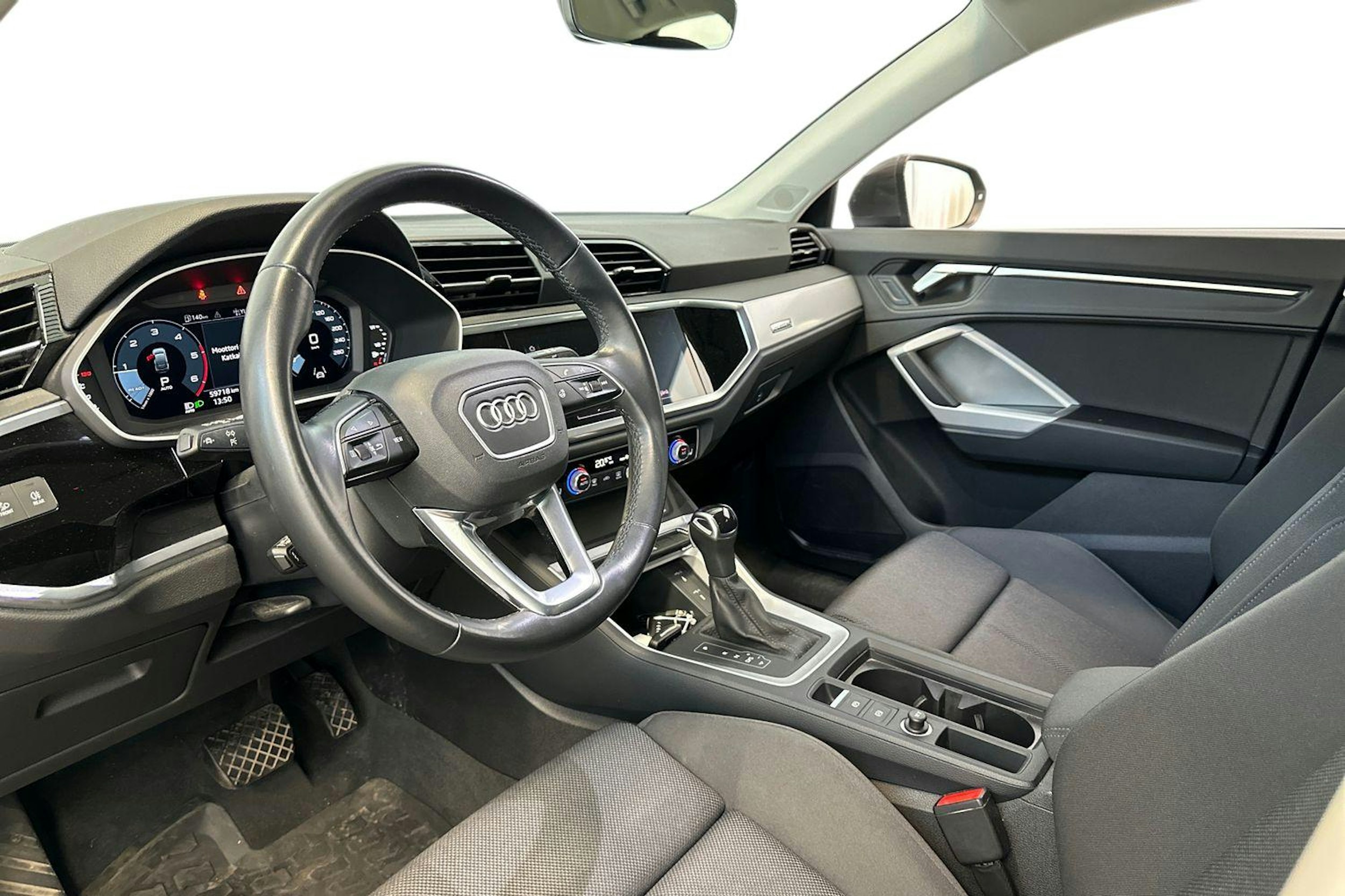 harmaa Audi Q3 2022 kuva 3.