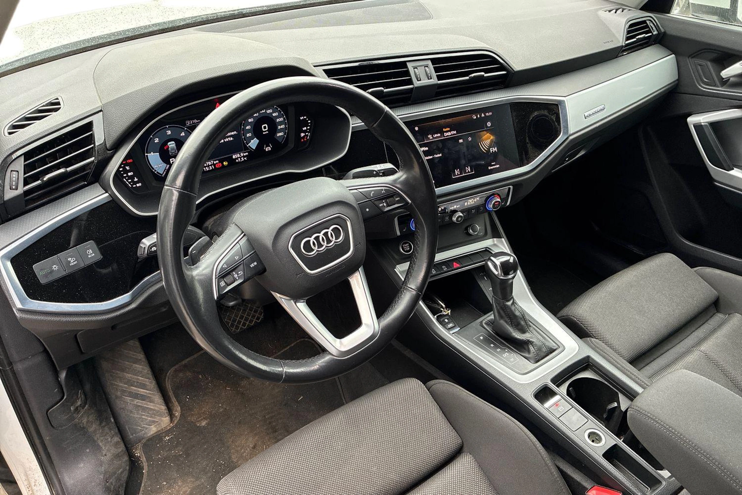 valkoinen Audi Q3 2022 kuva 3.