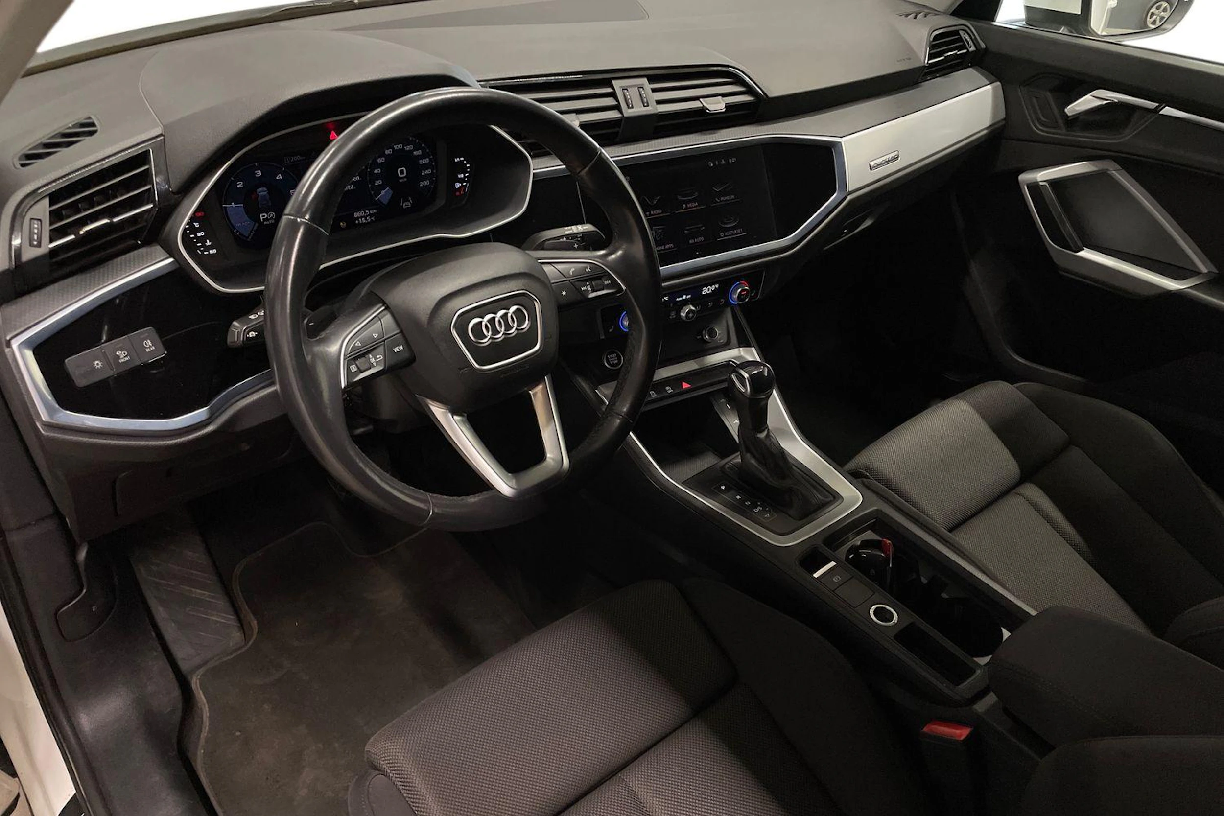 valkoinen Audi Q3 2022 kuva 6.