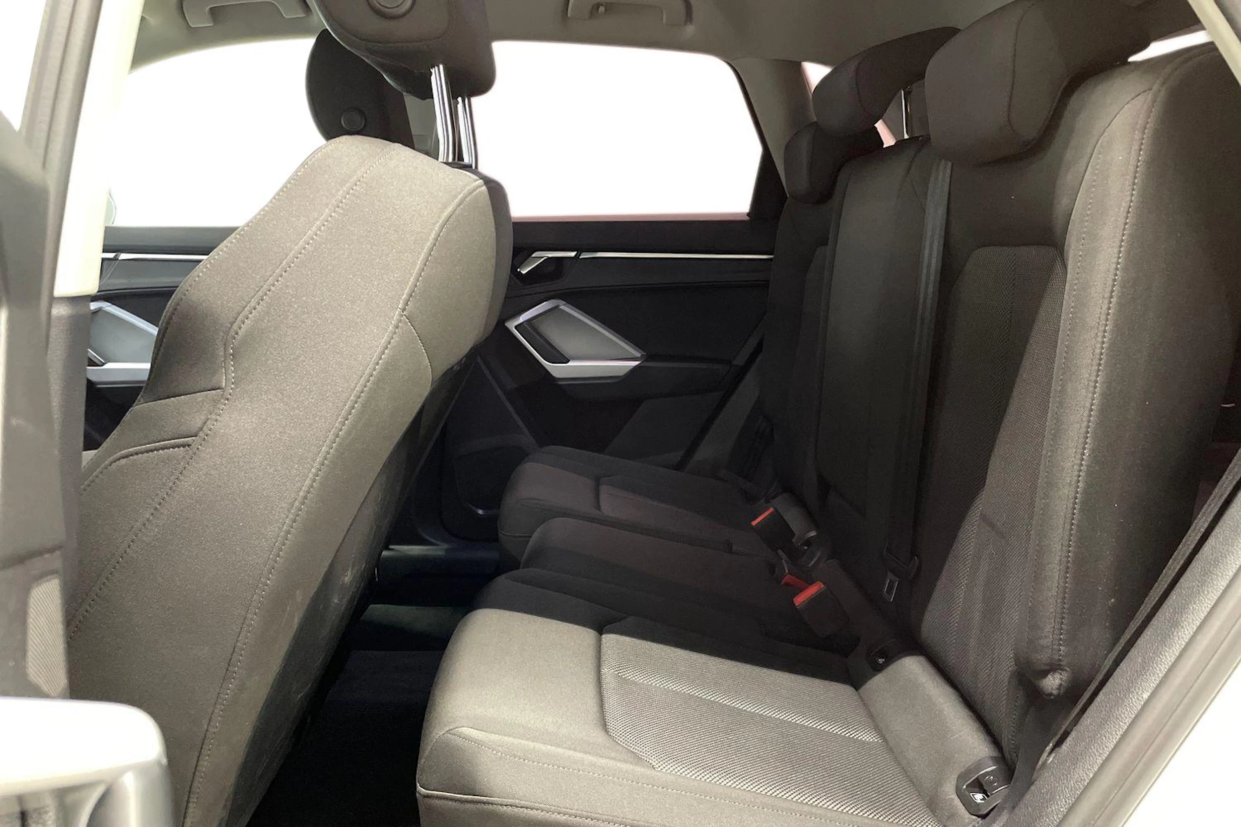 valkoinen Audi Q3 2022 kuva 8.