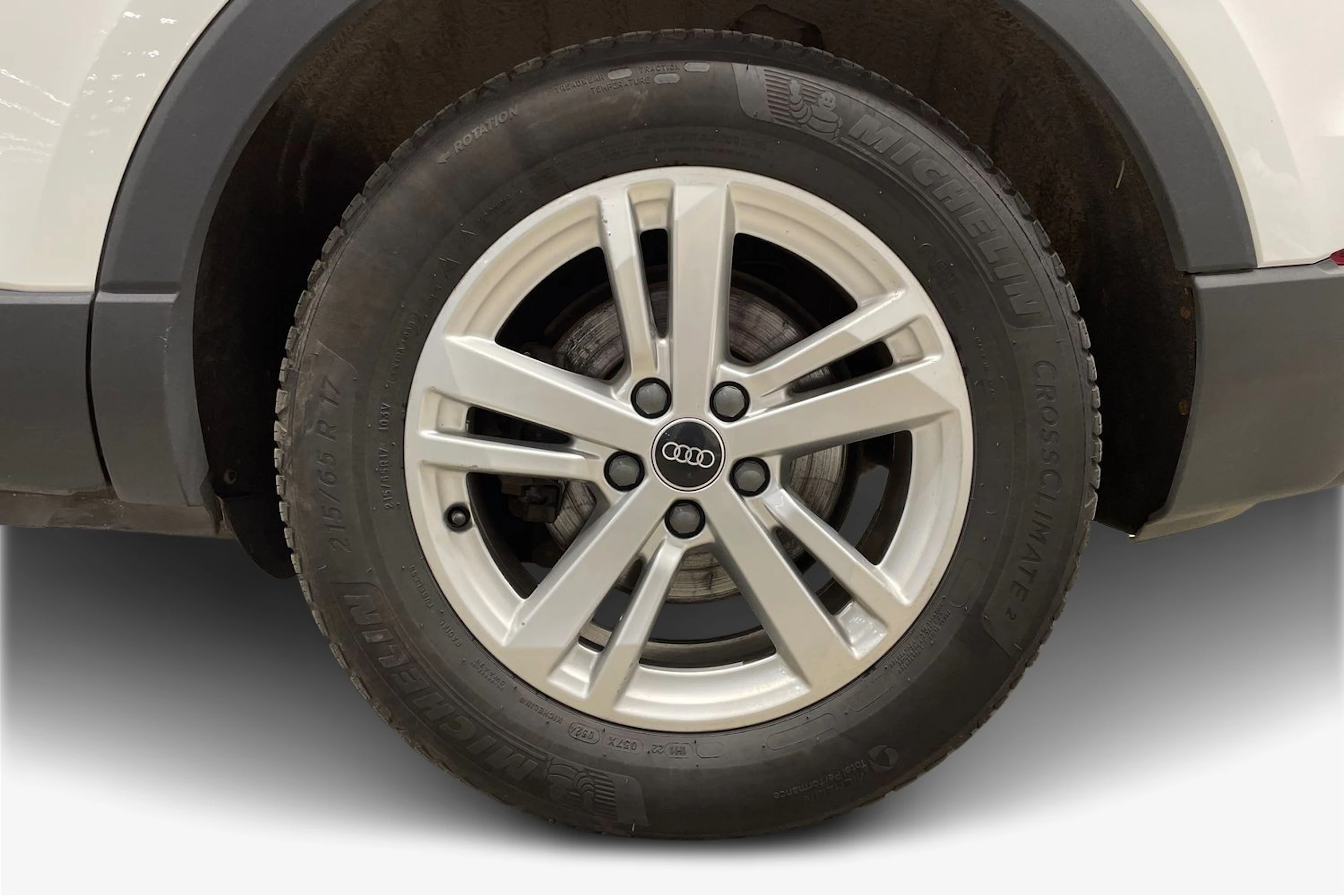 valkoinen Audi Q3 2022 kuva 9.