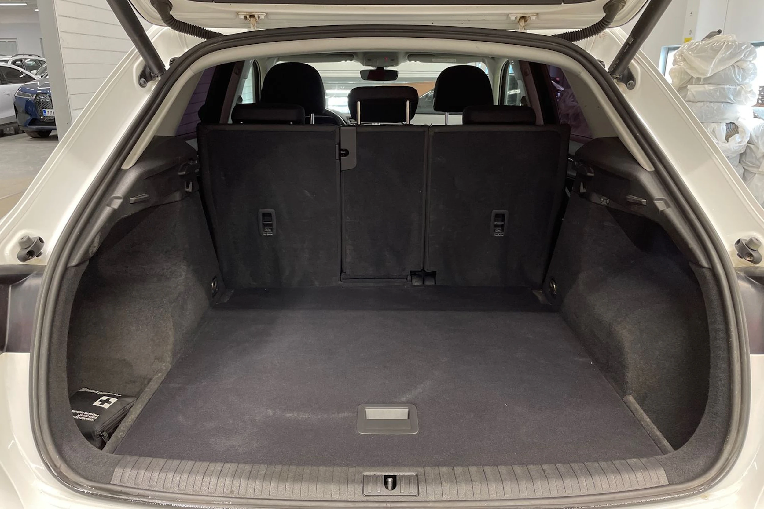 valkoinen Audi Q3 2022 kuva 12.