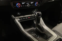 valkoinen Audi Q3 2022 kuva 21.