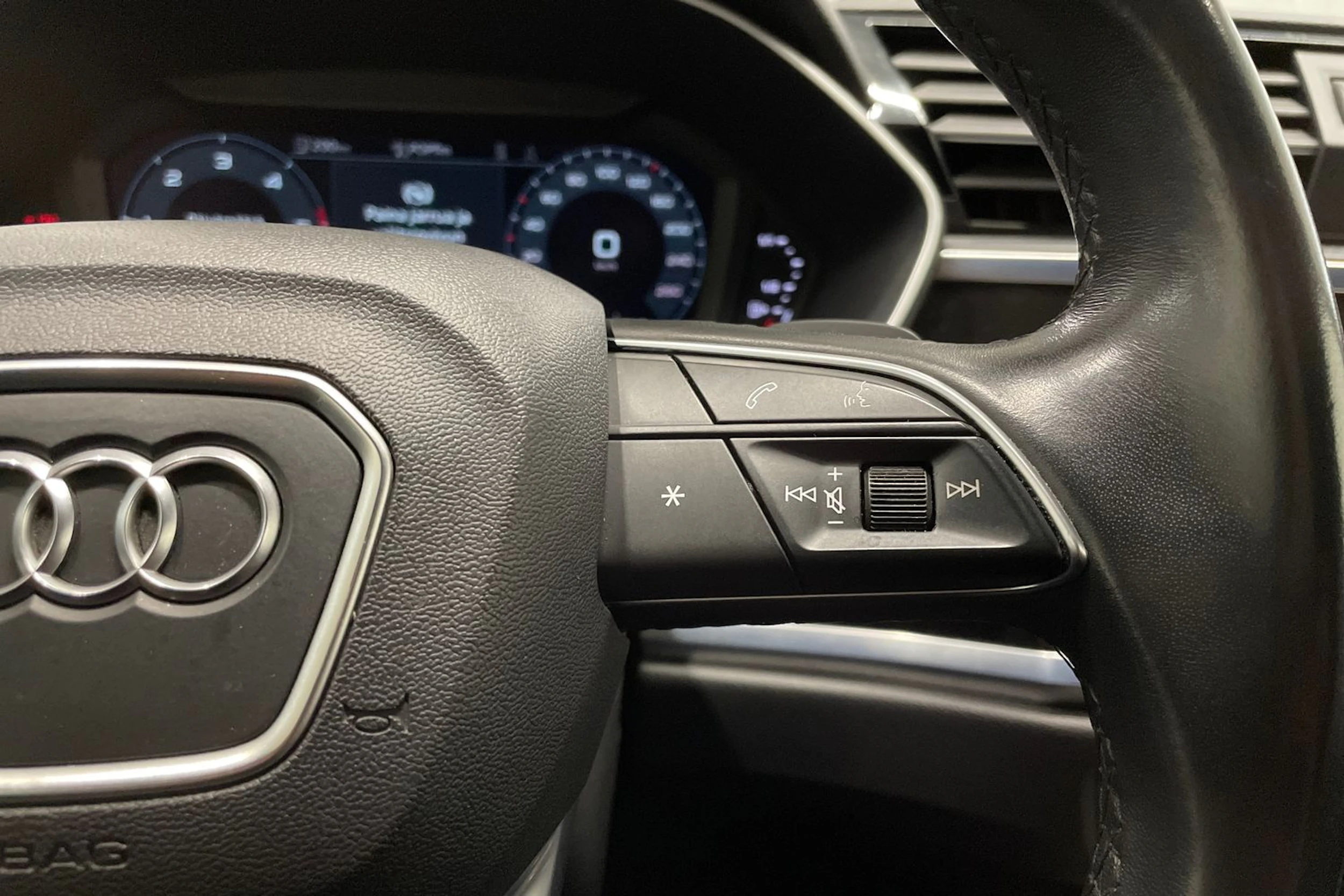 valkoinen Audi Q3 2022 kuva 24.