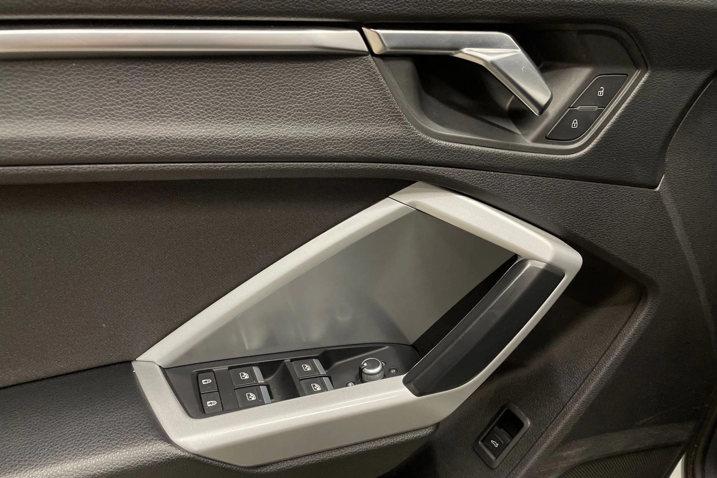 valkoinen Audi Q3 2022 kuva 25.