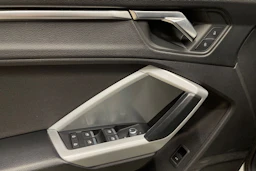 valkoinen Audi Q3 2022 kuva 25.