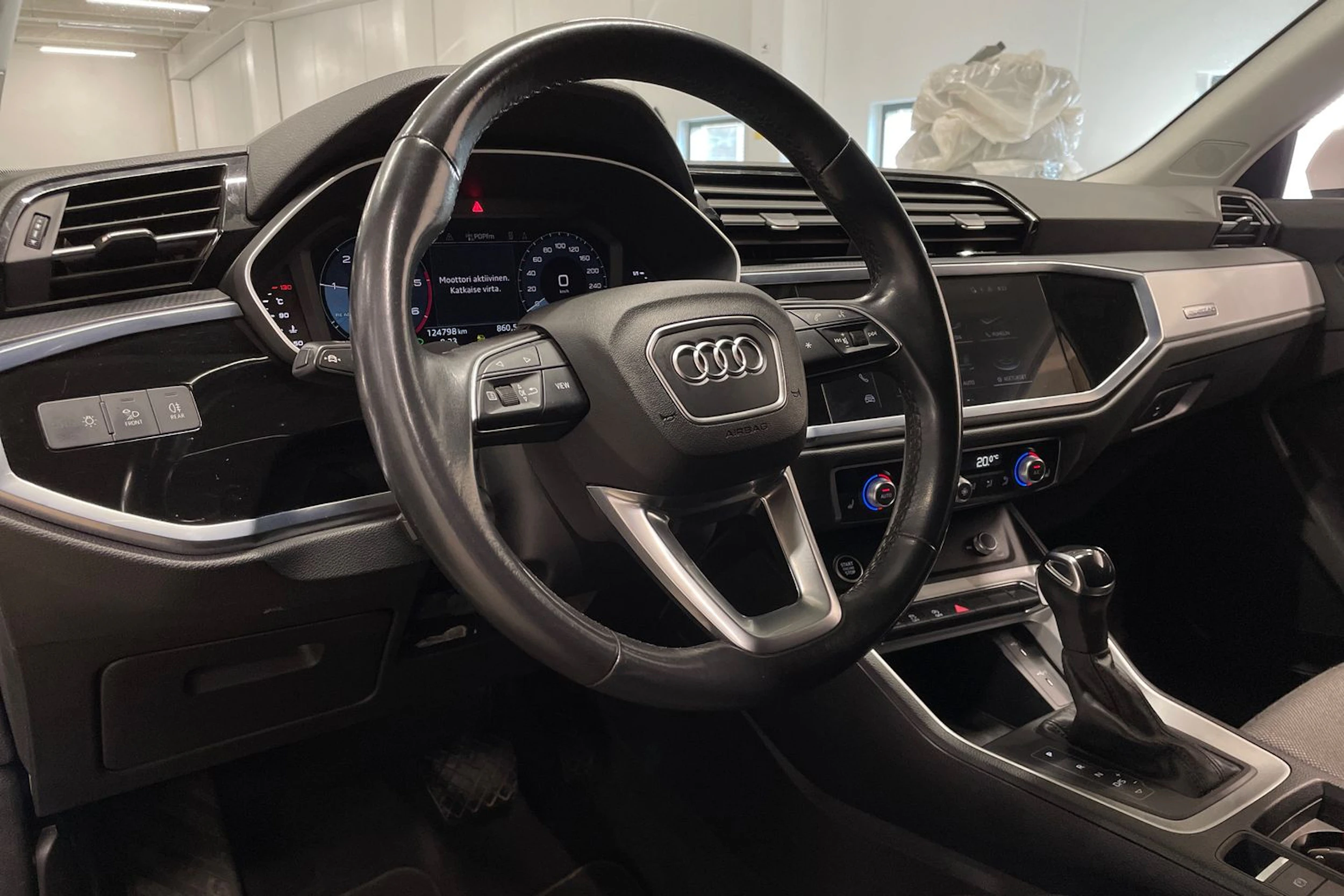 valkoinen Audi Q3 2022 kuva 26.