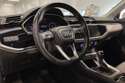 valkoinen Audi Q3 2022 kuva 26.