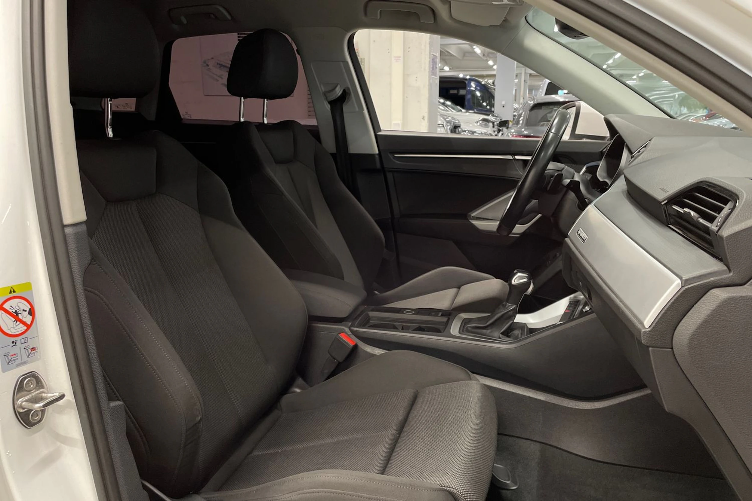 valkoinen Audi Q3 2022 kuva 27.