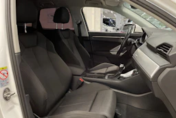 valkoinen Audi Q3 2022 kuva 27.