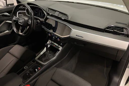 valkoinen Audi Q3 2022 kuva 28.