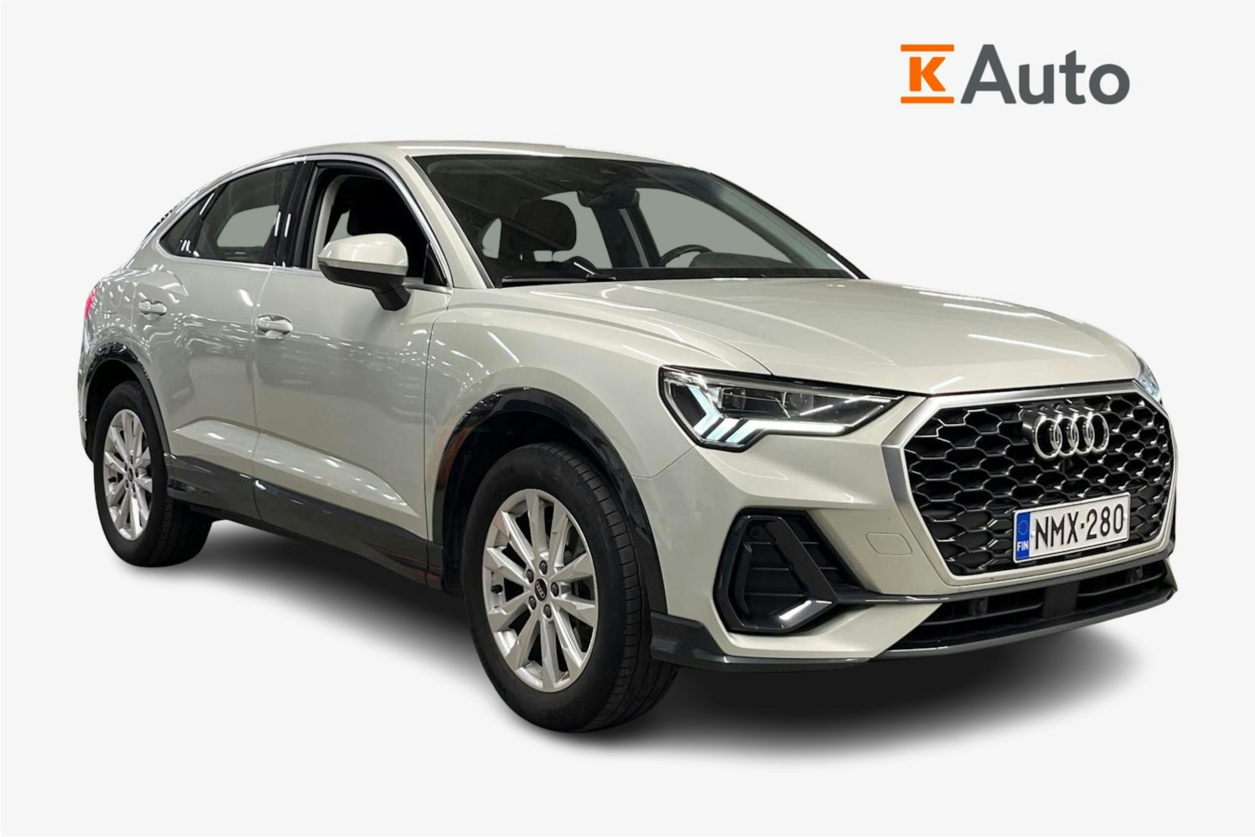 harmaa Audi Q3 2022 kuva 1.