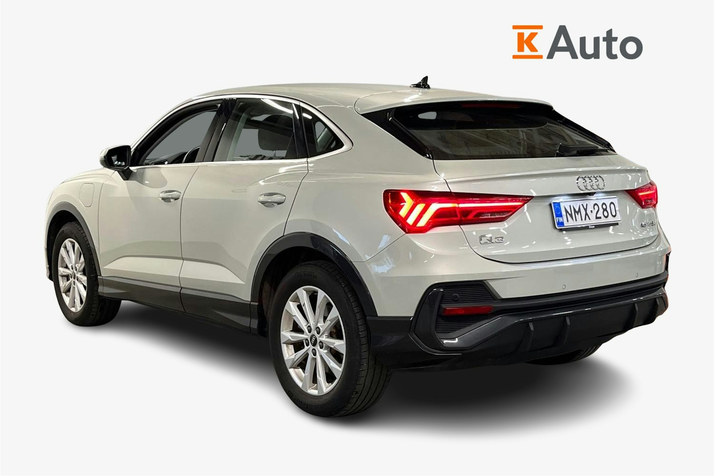 harmaa Audi Q3 2022 kuva 2.