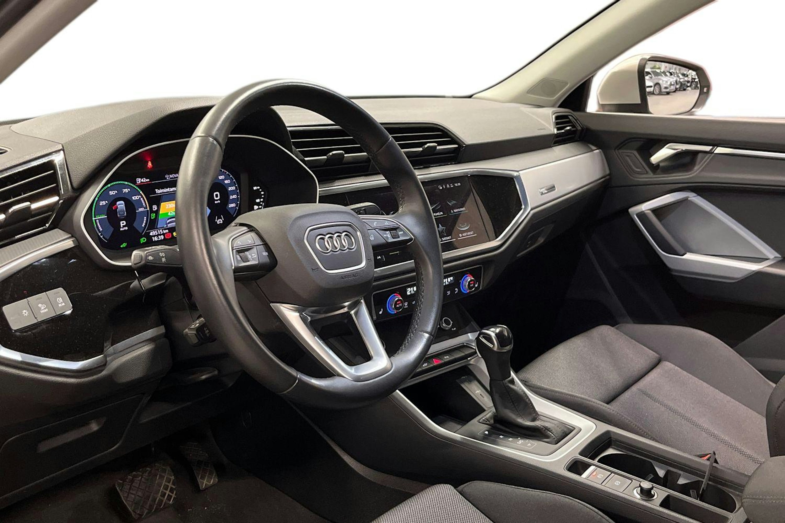 harmaa Audi Q3 2022 kuva 3.