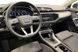 met. musta Audi Q3 2022 kuva 3.