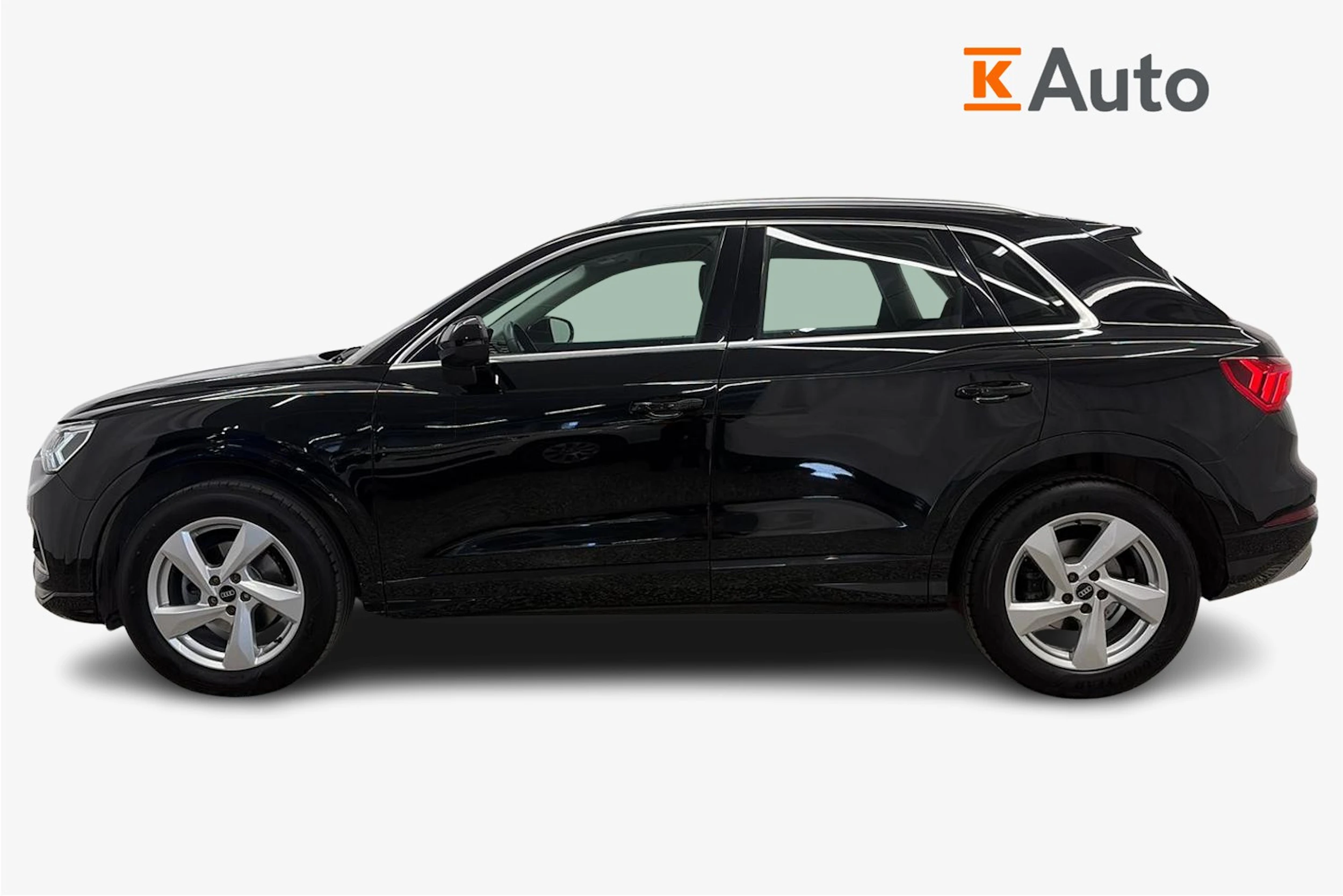 met. musta Audi Q3 2022 kuva 7.