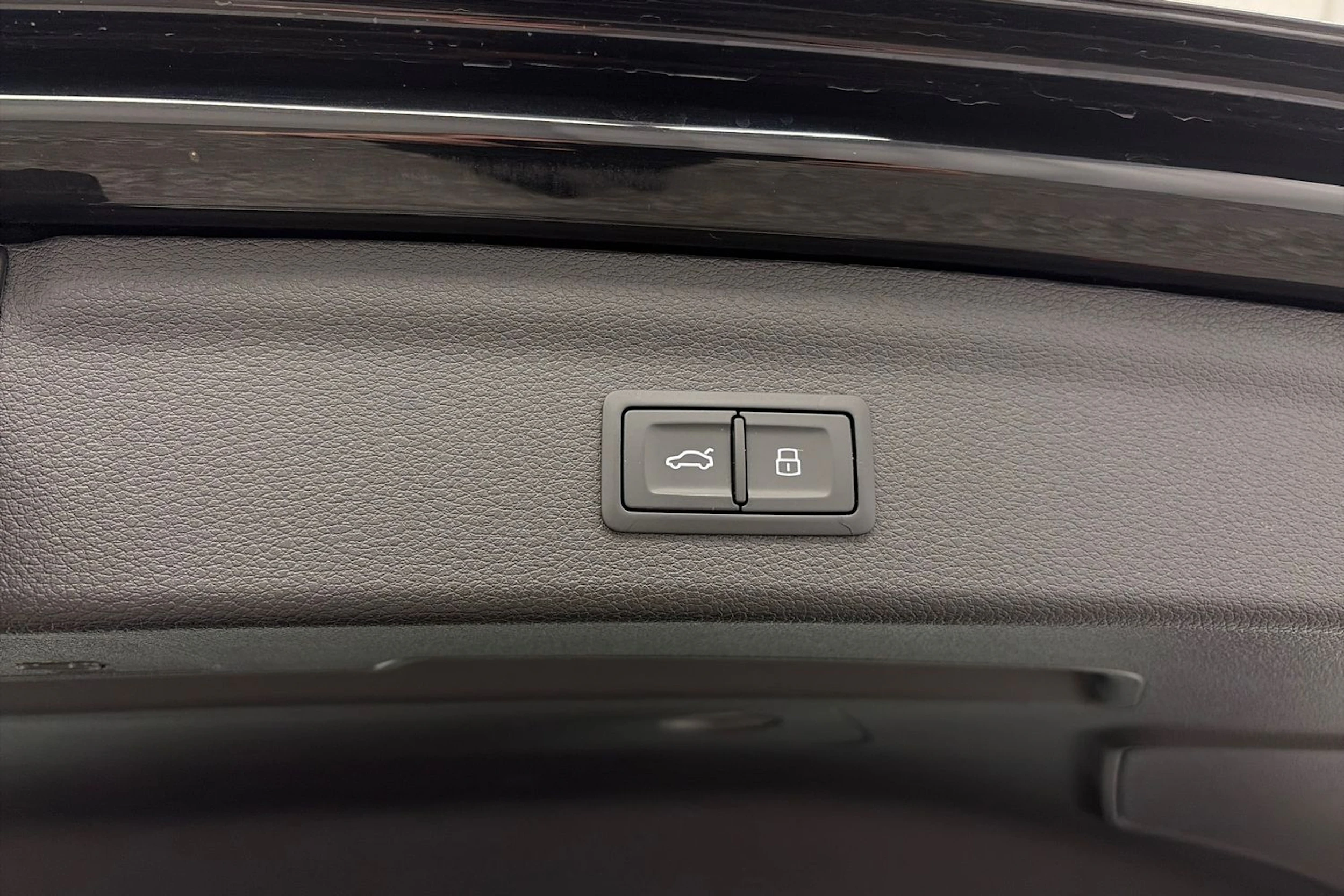 met. musta Audi Q3 2022 kuva 16.