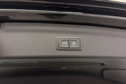 met. musta Audi Q3 2022 kuva 16.