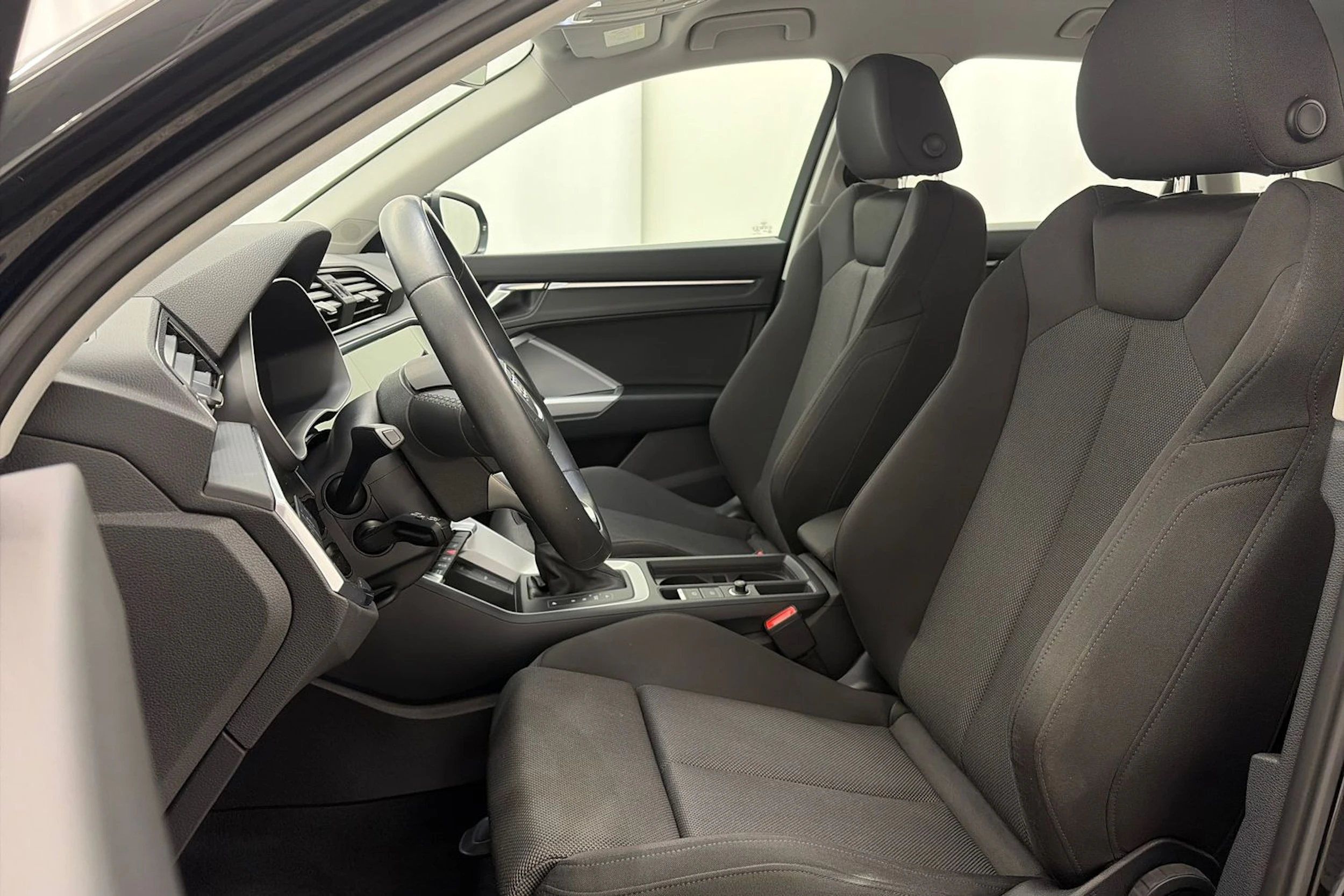 met. musta Audi Q3 2022 kuva 17.