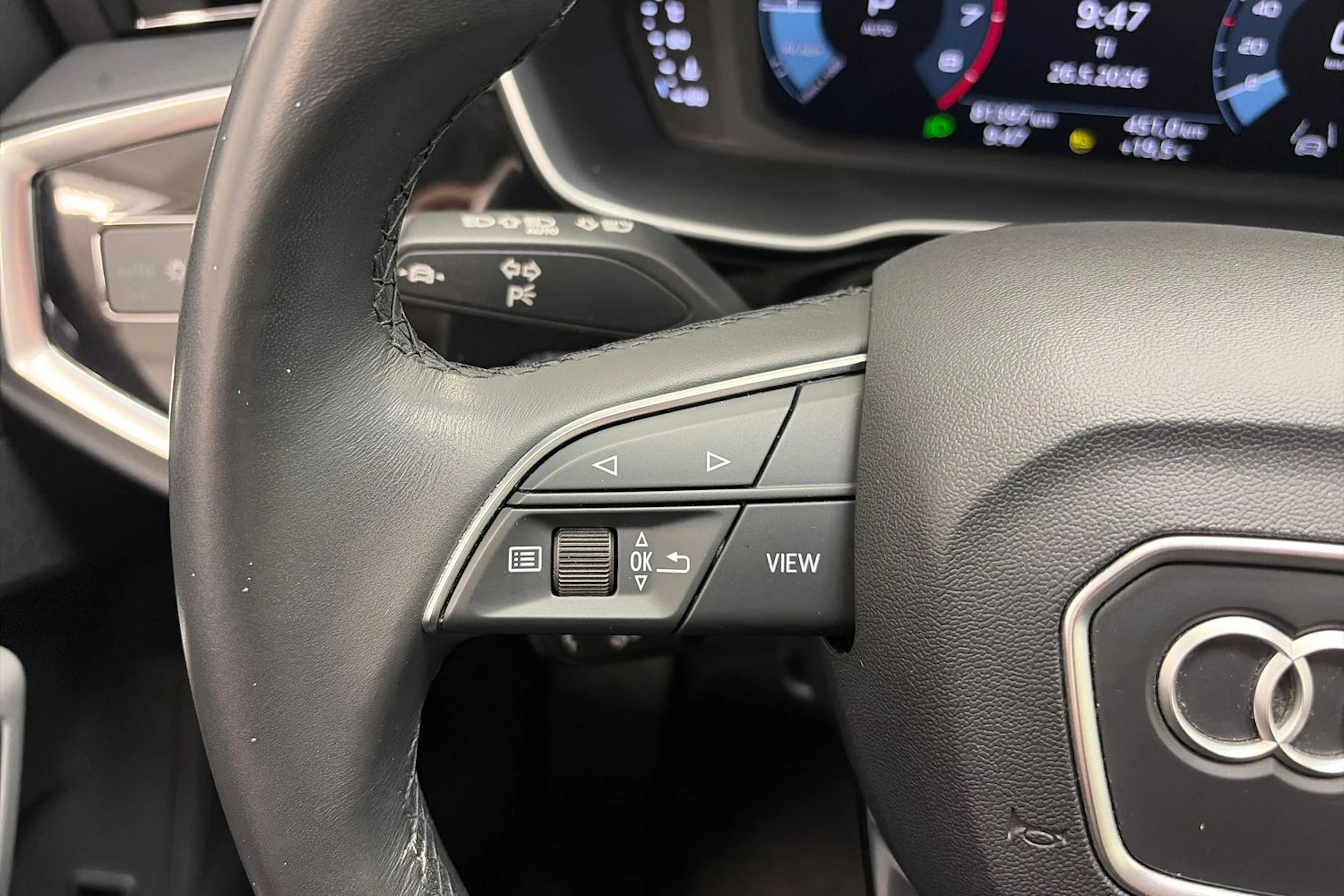 met. musta Audi Q3 2022 kuva 19.