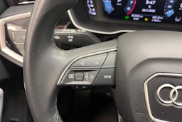 met. musta Audi Q3 2022 kuva 19.