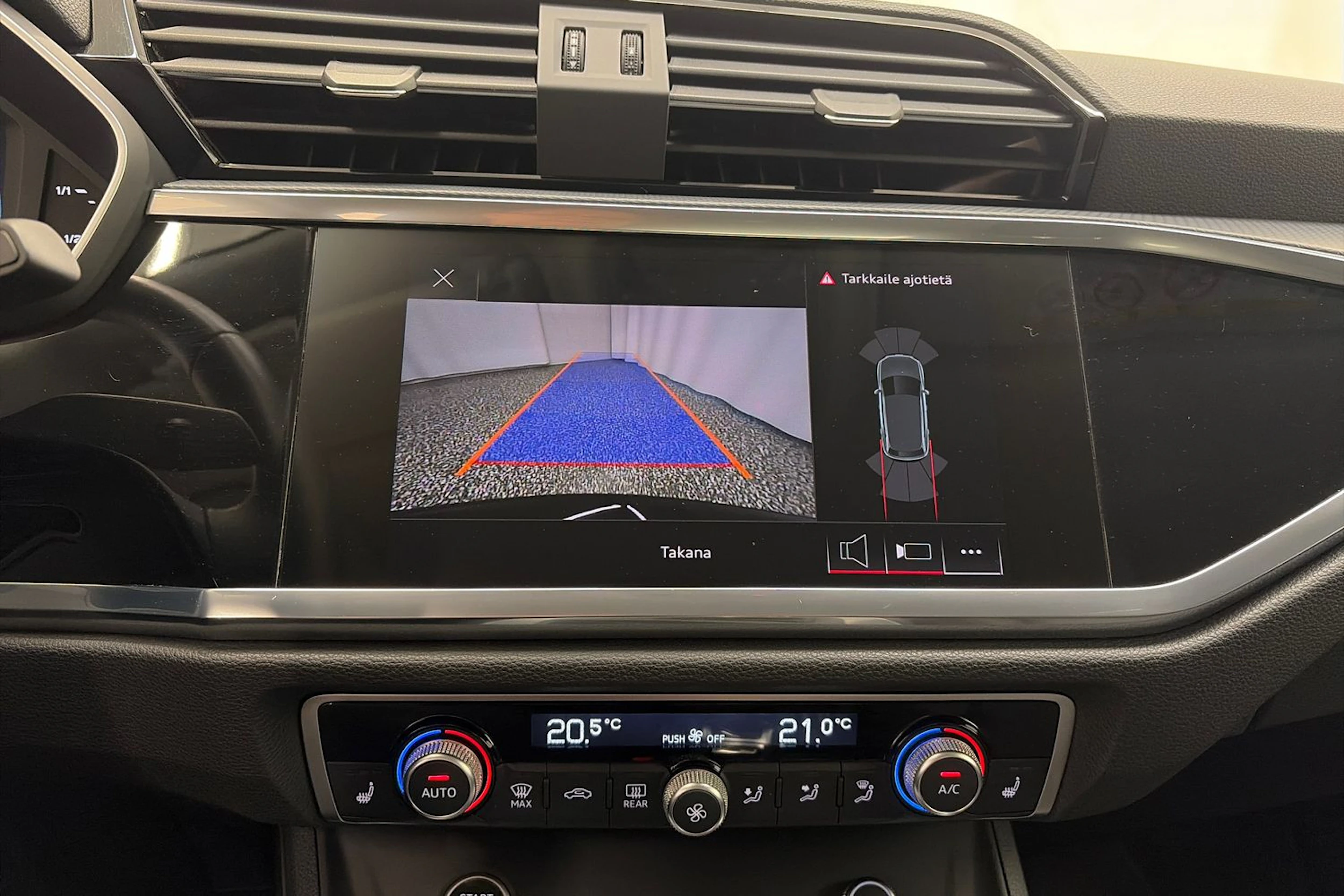met. musta Audi Q3 2022 kuva 22.