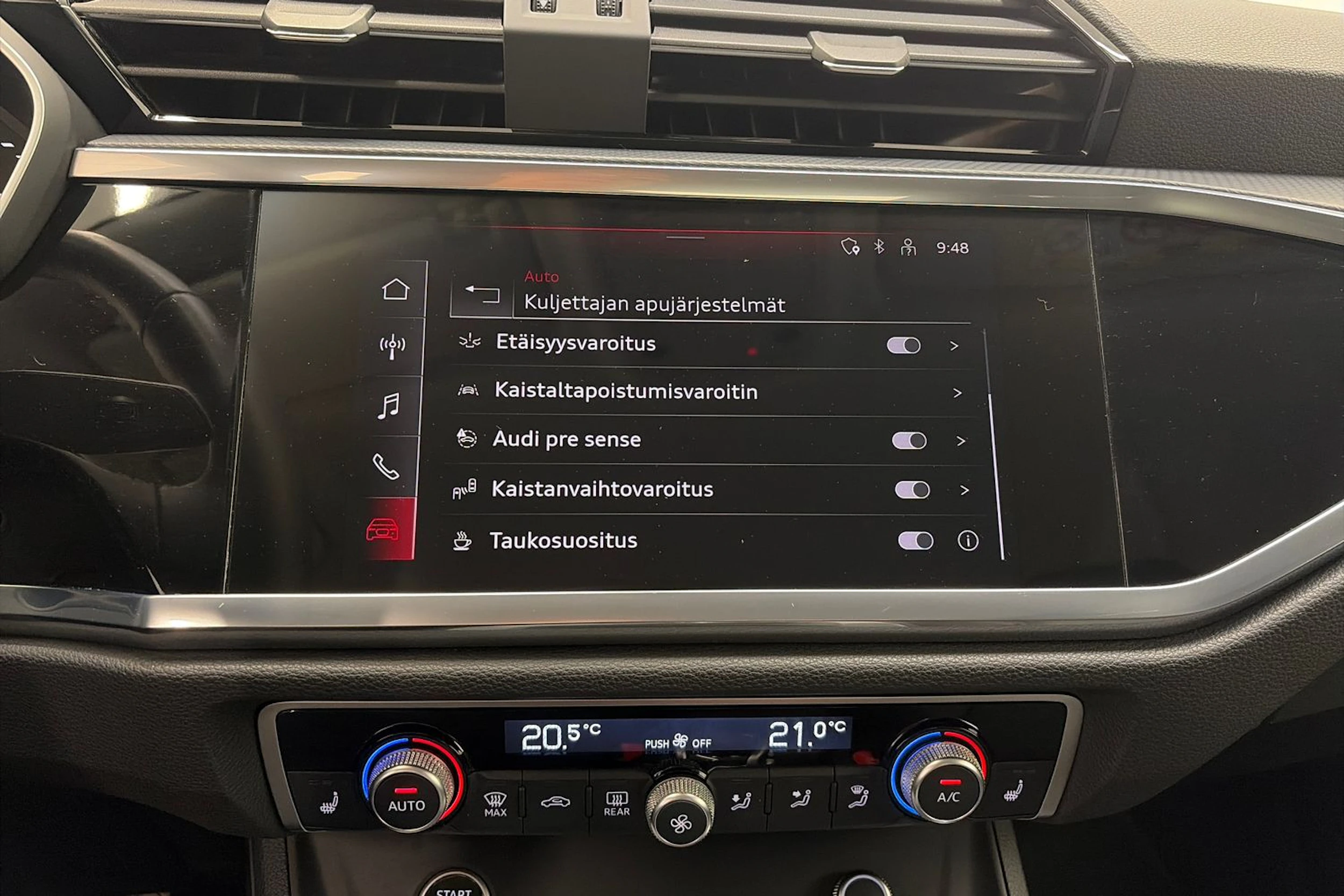 met. musta Audi Q3 2022 kuva 26.