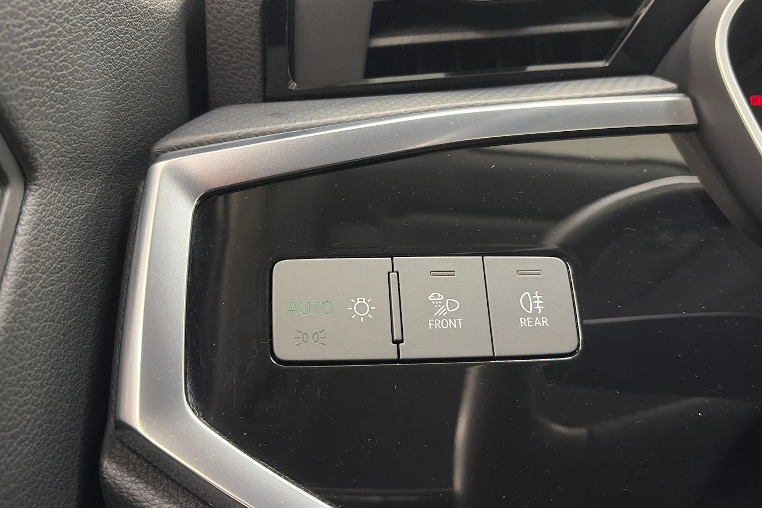 met. musta Audi Q3 2022 kuva 28.