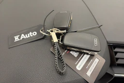 met. musta Audi Q3 2022 kuva 30.