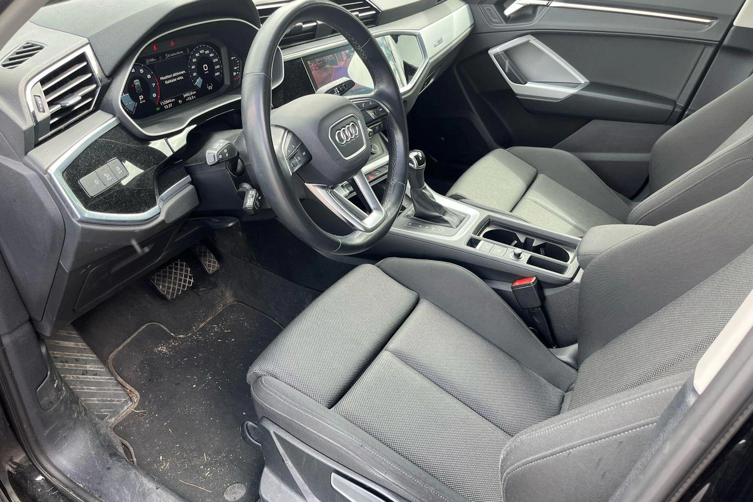 musta Audi Q3 2022 kuva 3.