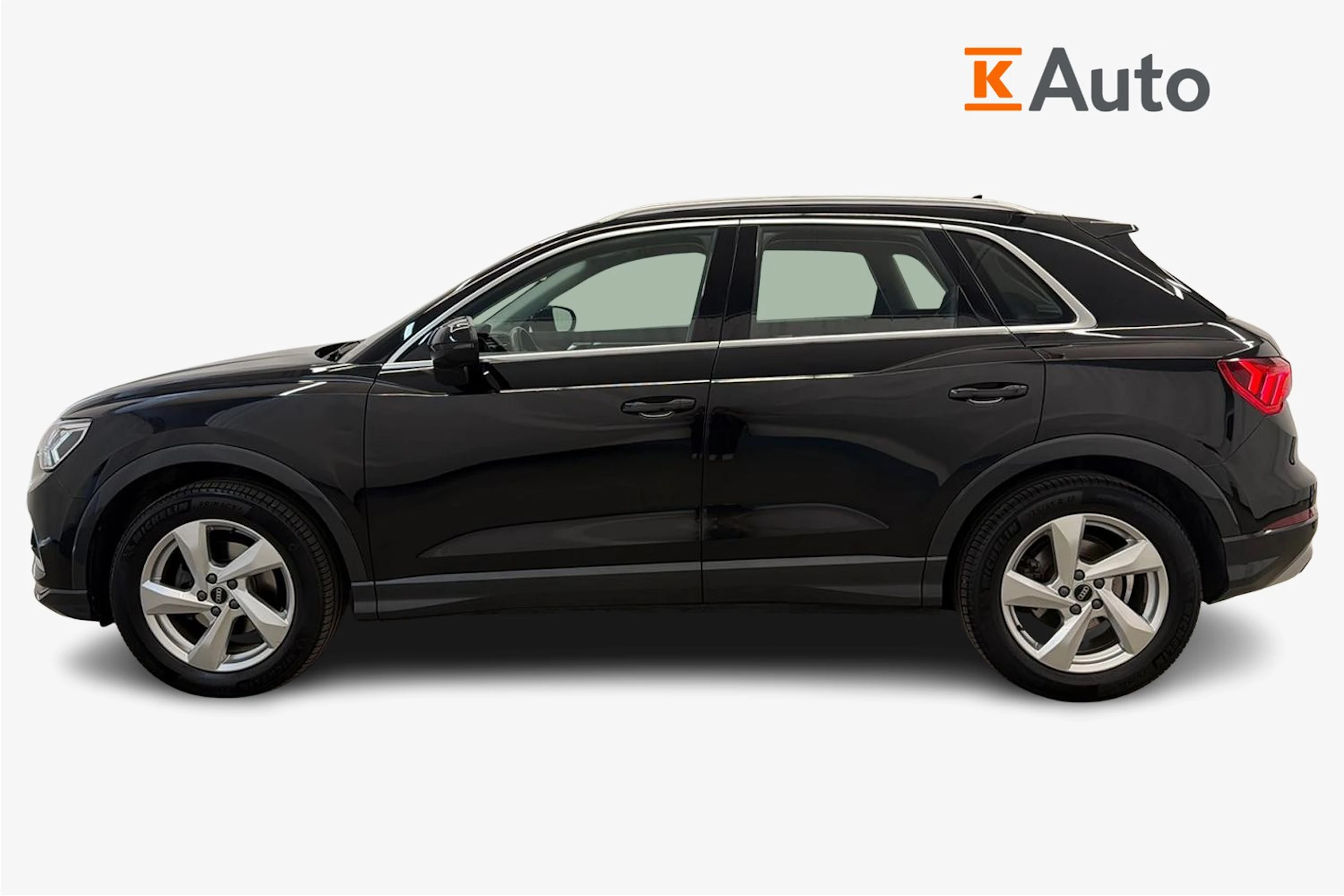 musta Audi Q3 2022 kuva 5.