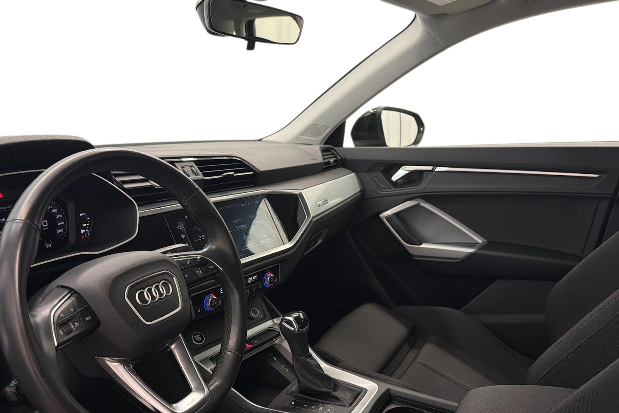 musta Audi Q3 2022 kuva 6.