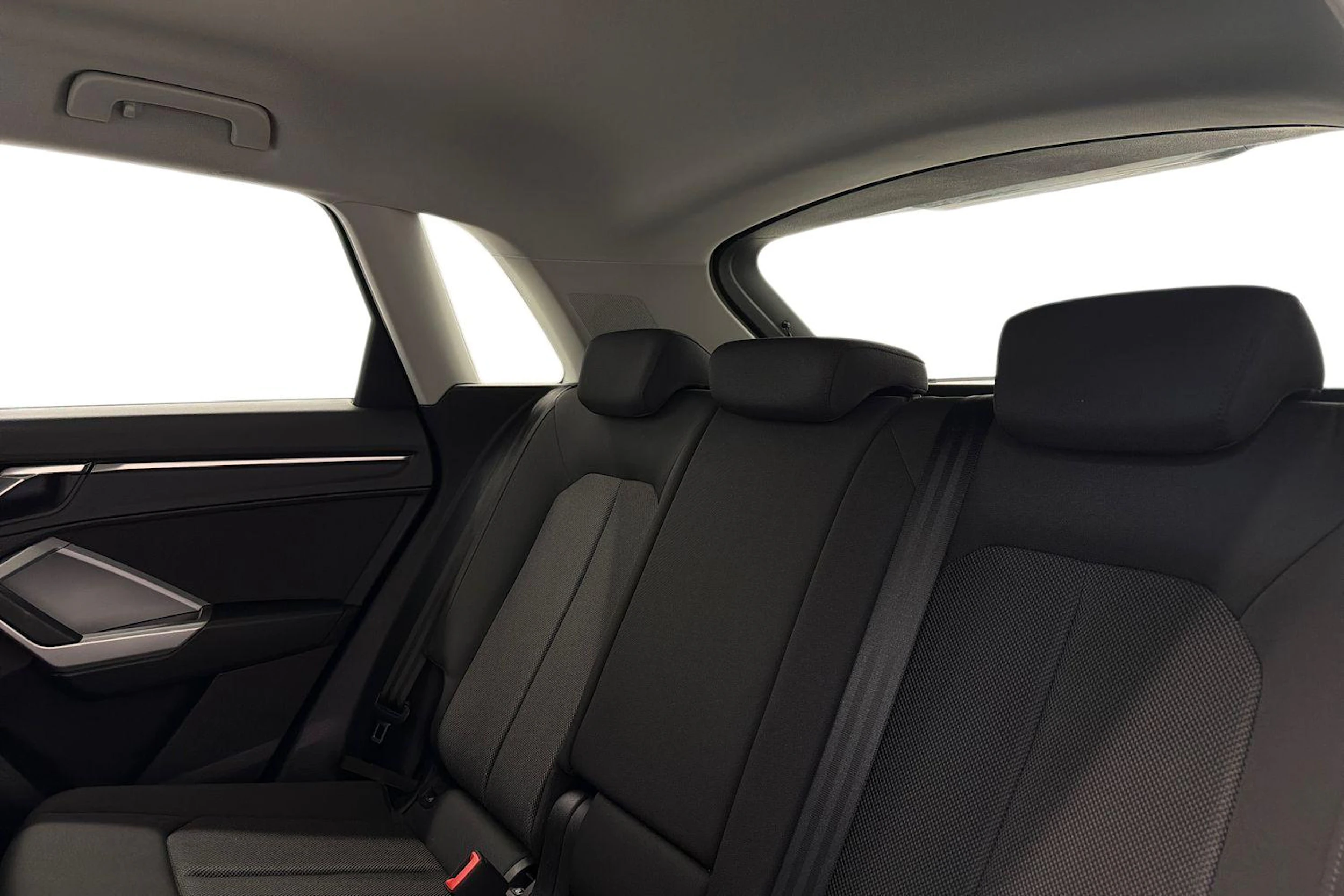 musta Audi Q3 2022 kuva 8.