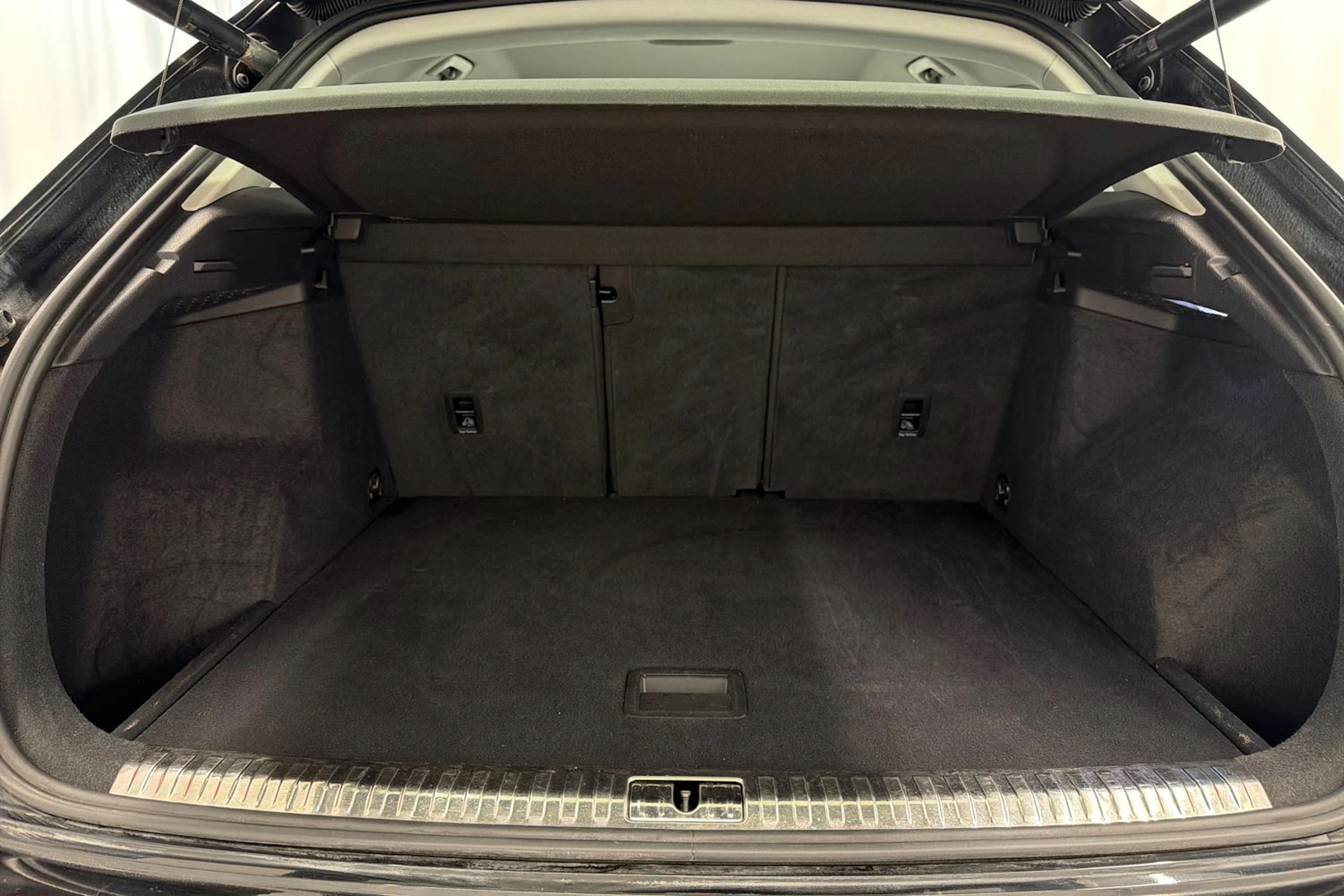 musta Audi Q3 2022 kuva 13.