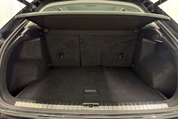 musta Audi Q3 2022 kuva 13.