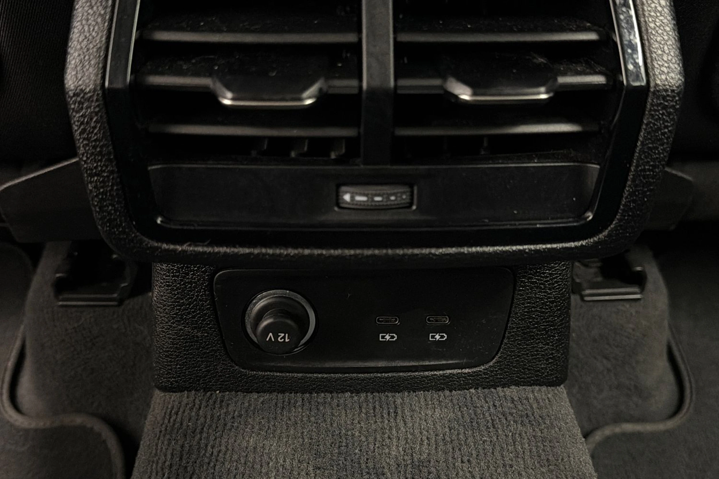 musta Audi Q3 2022 kuva 15.